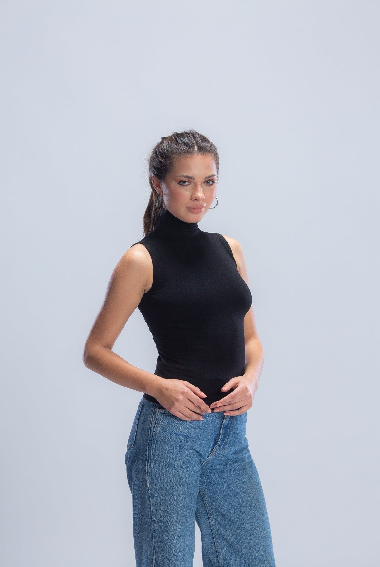 كارينا بلوزة بدون أكمام بياقة عالية