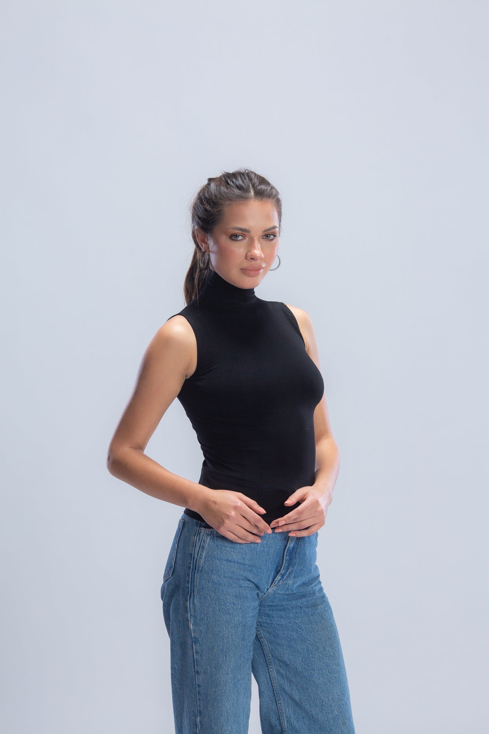 كارينا بلوزة بدون أكمام بياقة عالية