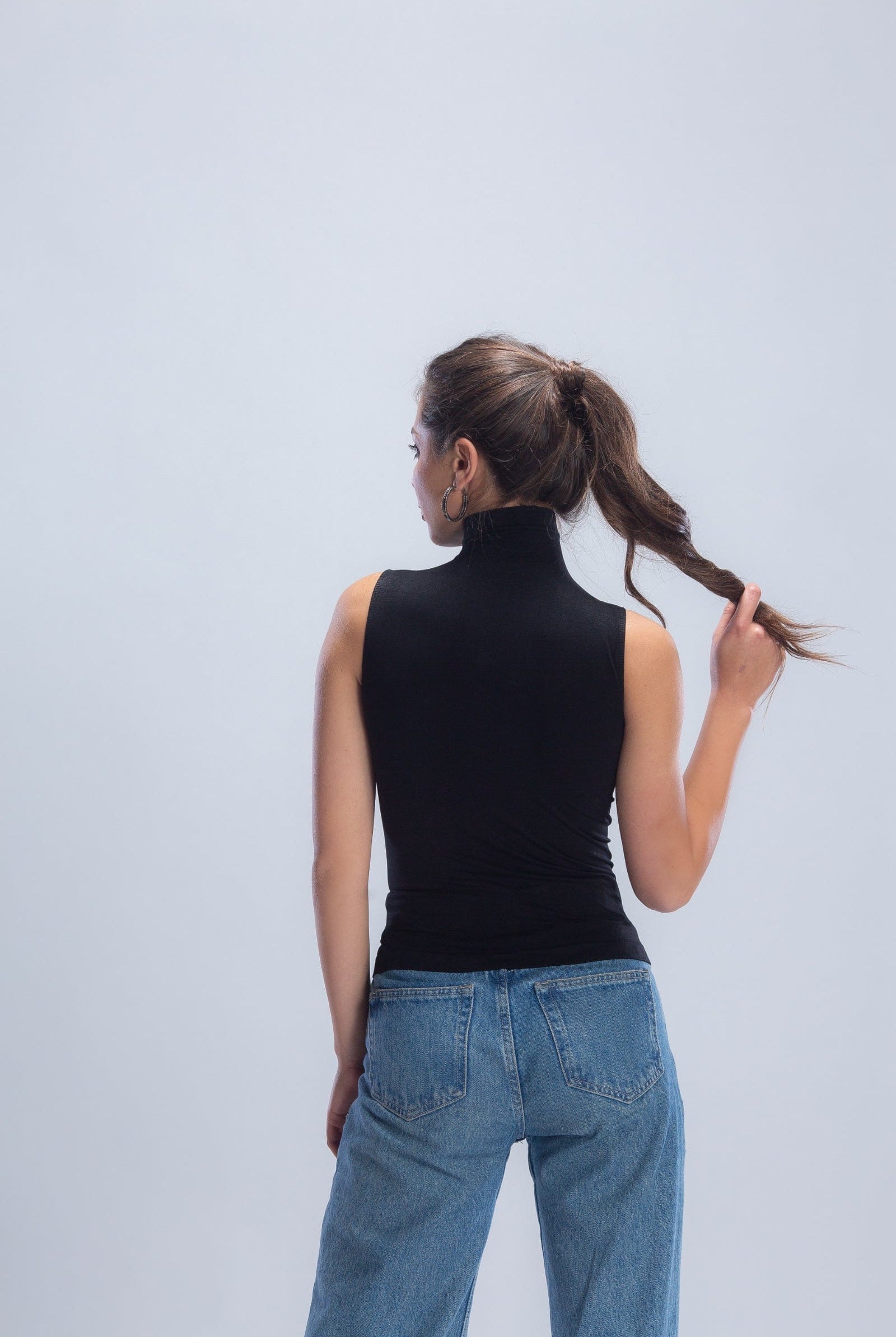 كارينا بلوزة بدون أكمام بياقة عالية