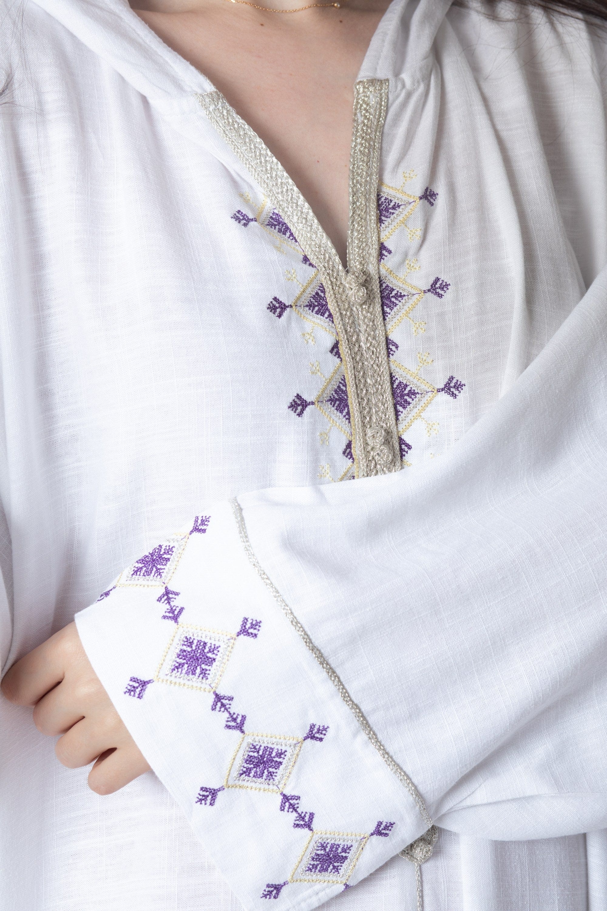 ديامانتين جلابية بأكمام طويلة مزينة بتطريز أمامي قصيرة نسائي أوف وايت