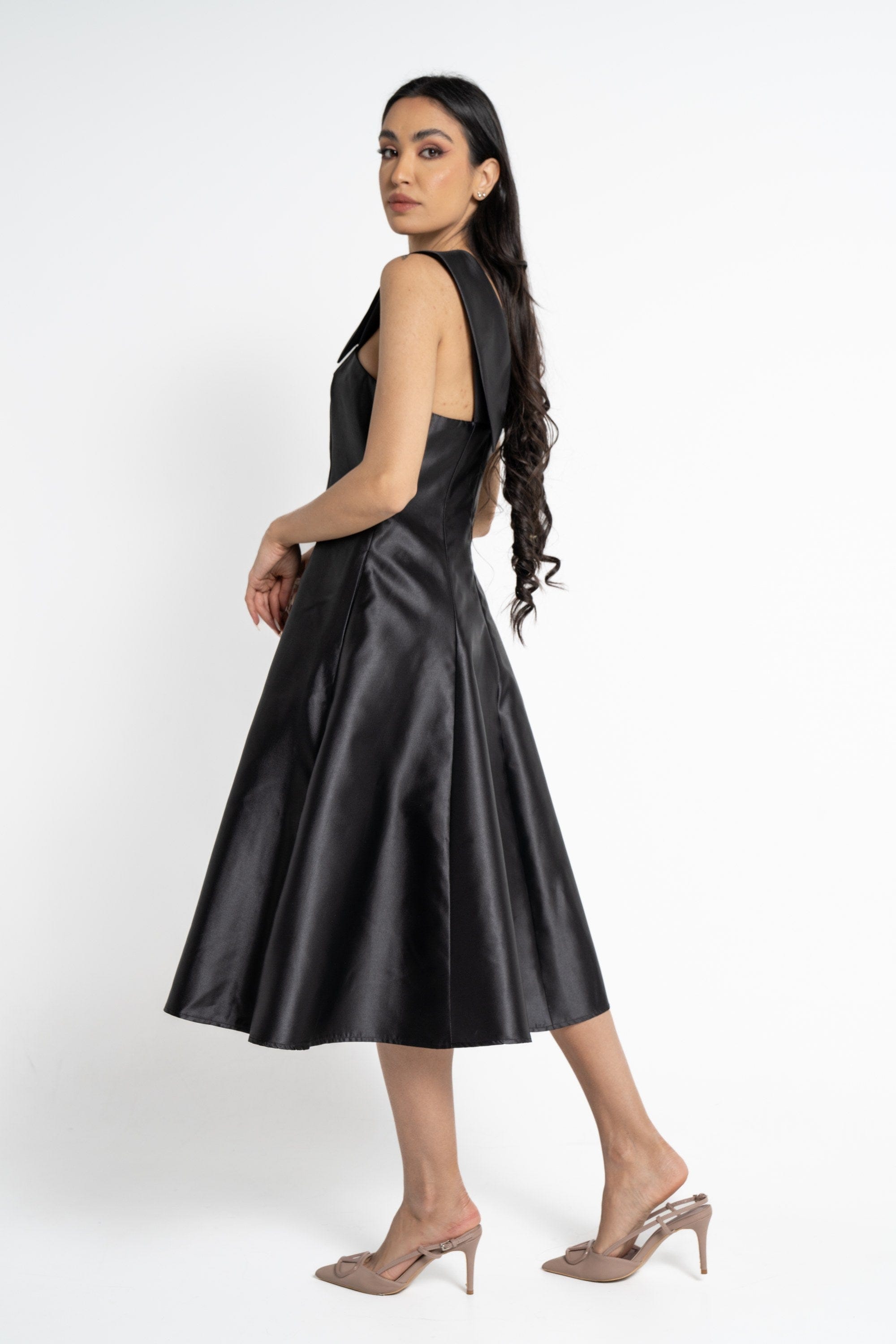 نتشي فستان ميدي حمالات منفوش نسائي