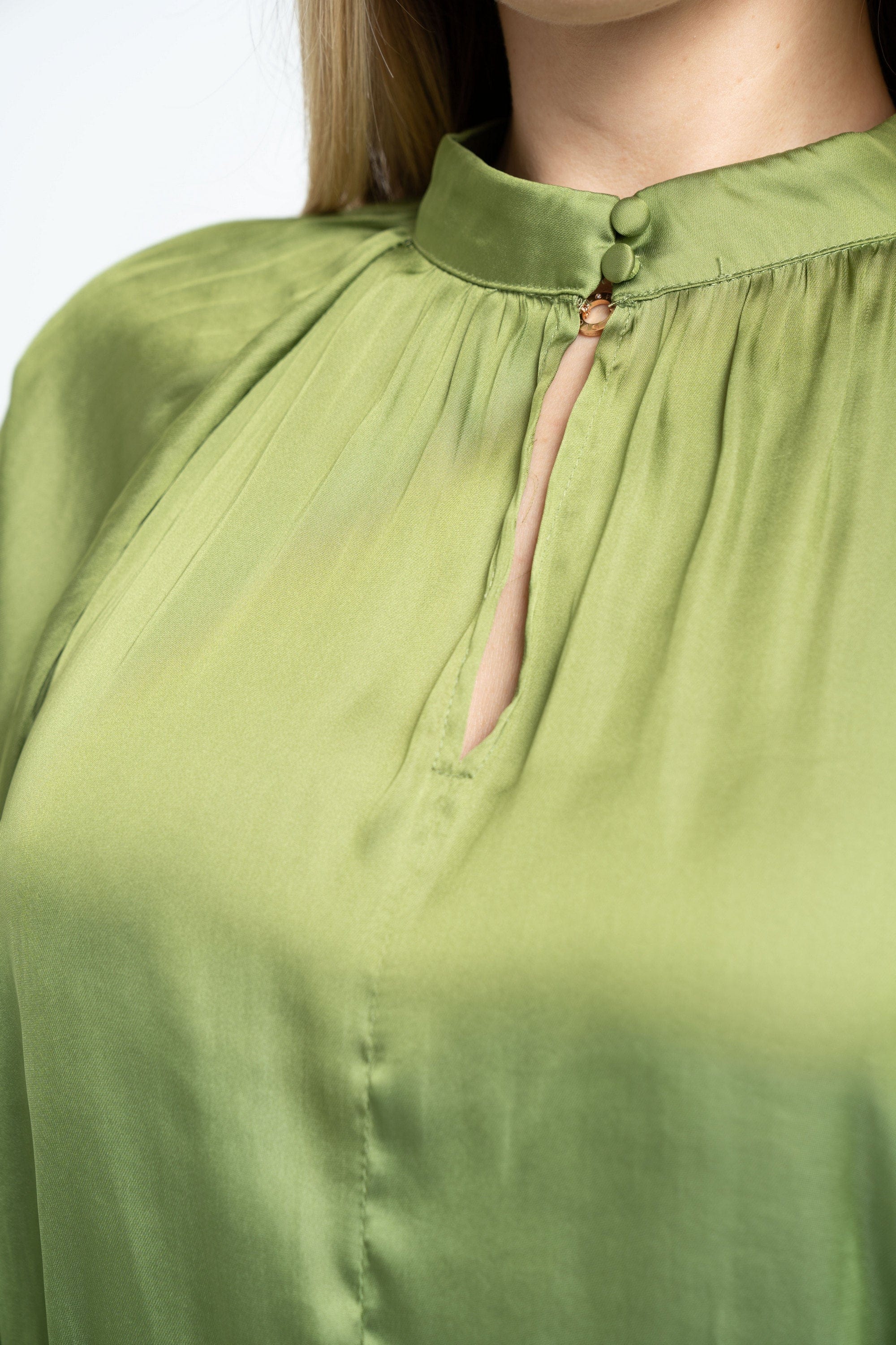 ميكا بلوزة بأكمام طويلة سادة بفيونكة أمامية نسائي