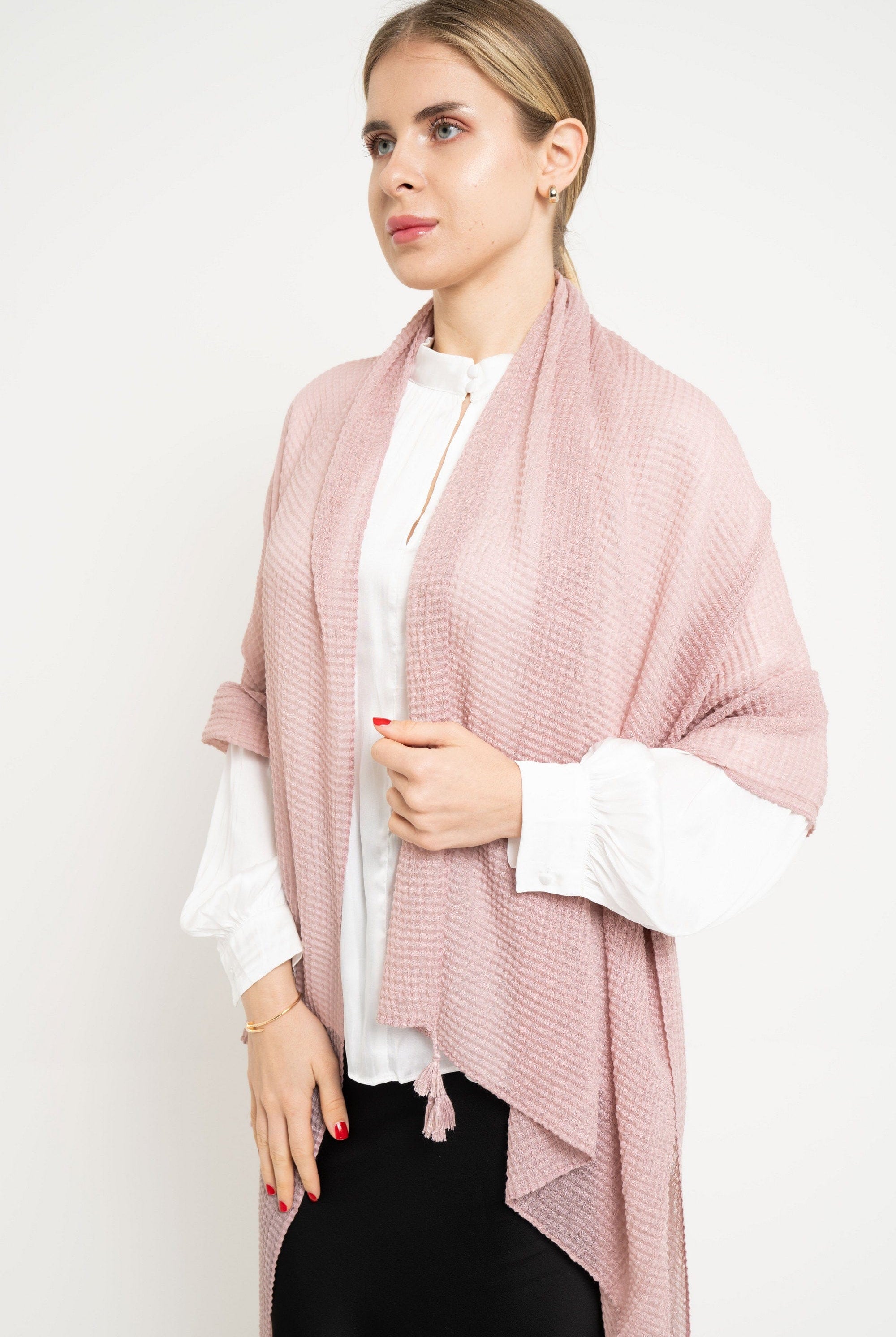 نتشي وشاح نسائي سادة