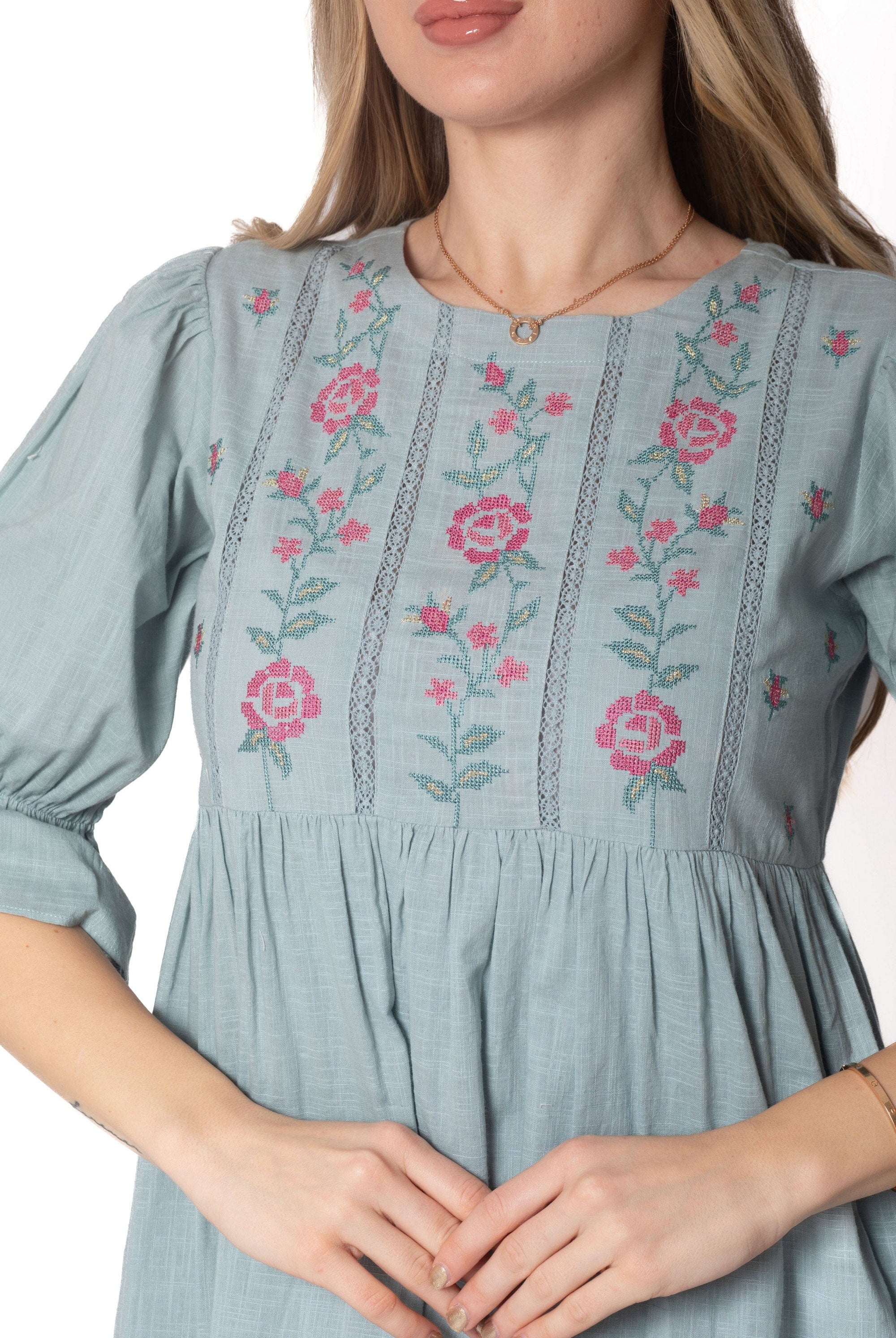 يولا فستان قصير مزين بتطريز على الصدر كم طويل بف نسائي