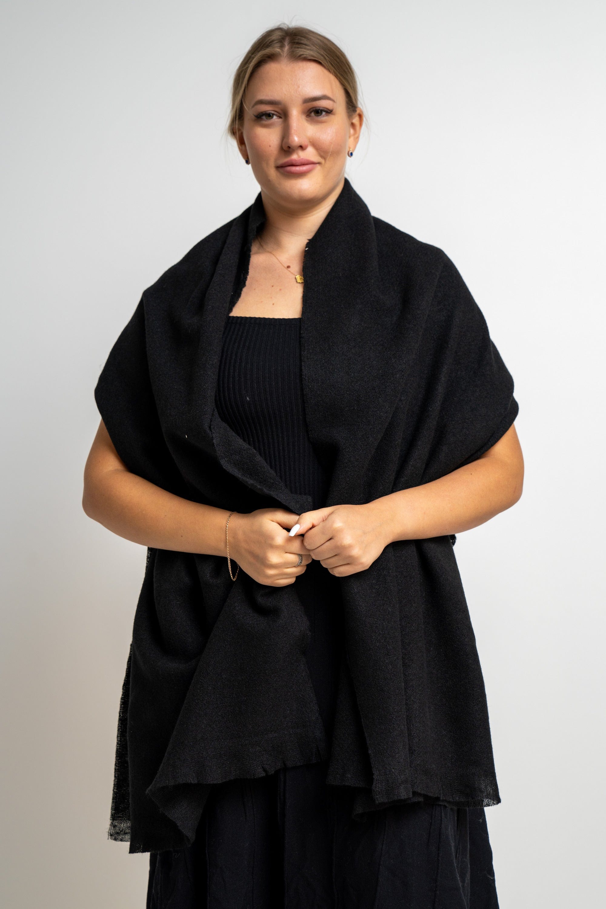 نتشي وشاح نسائي شتوي سادة