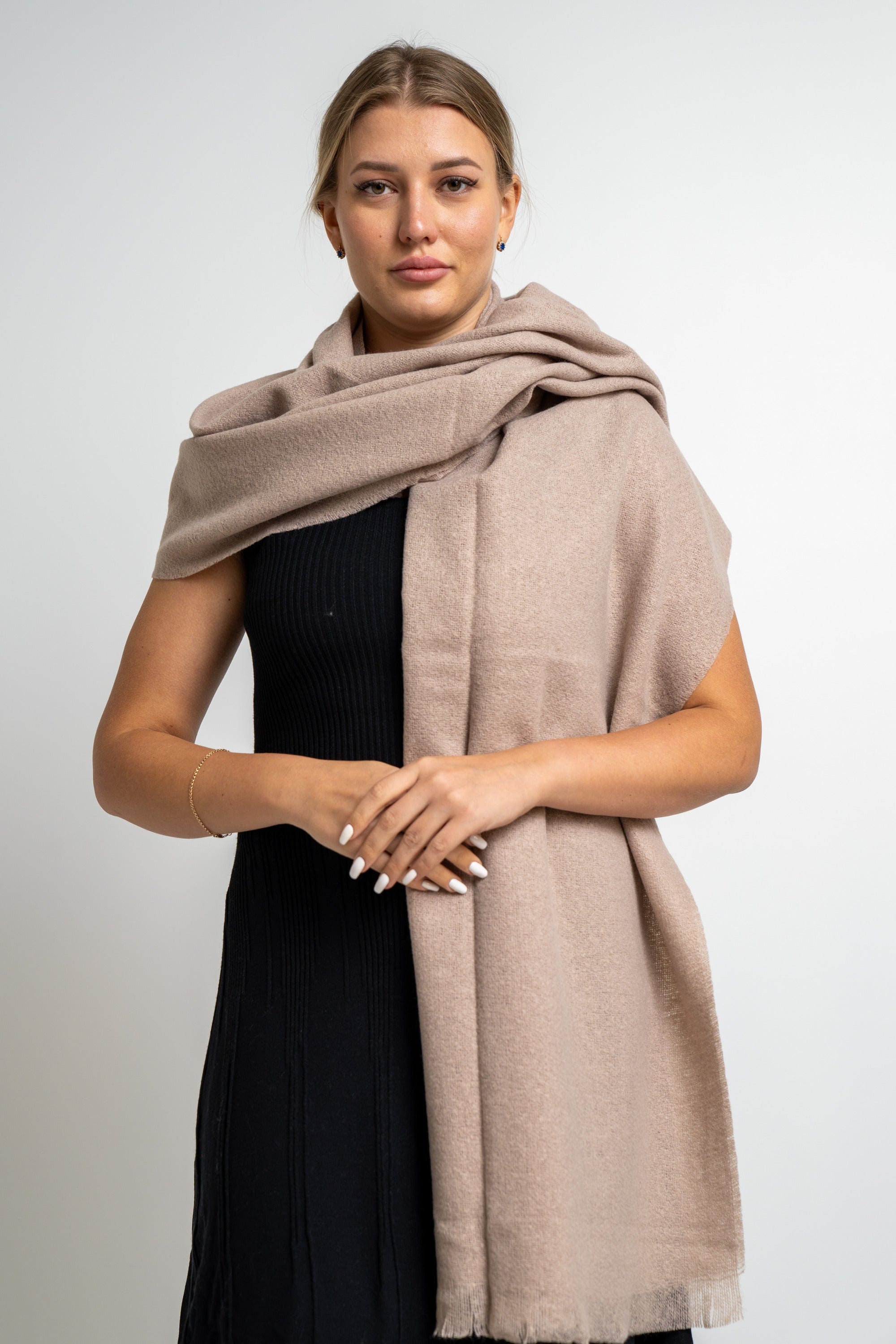 نتشي وشاح نسائي شتوي سادة