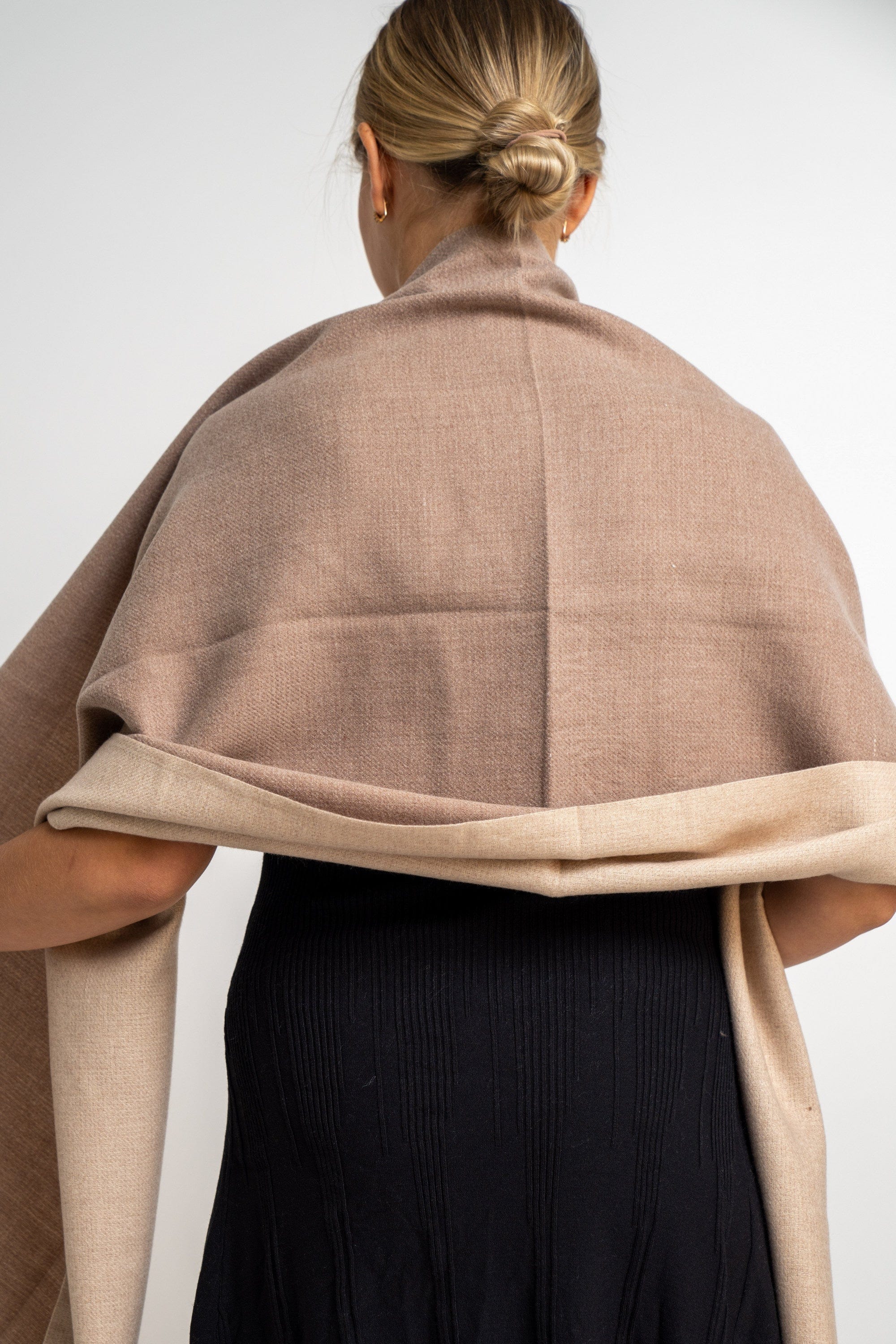 نتشي وشاح سادة مزين بالخيوط نسائي