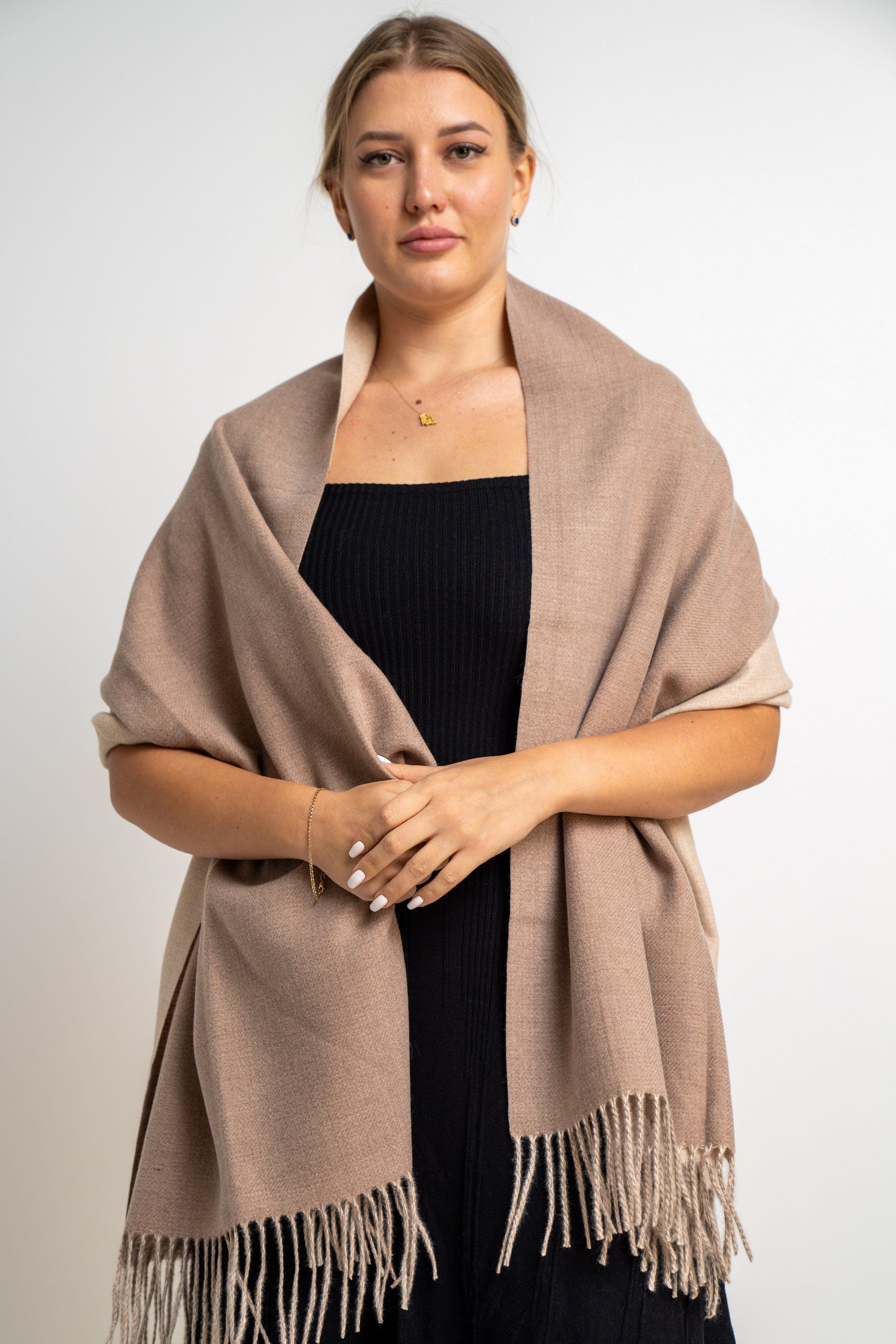 نتشي وشاح سادة مزين بالخيوط نسائي