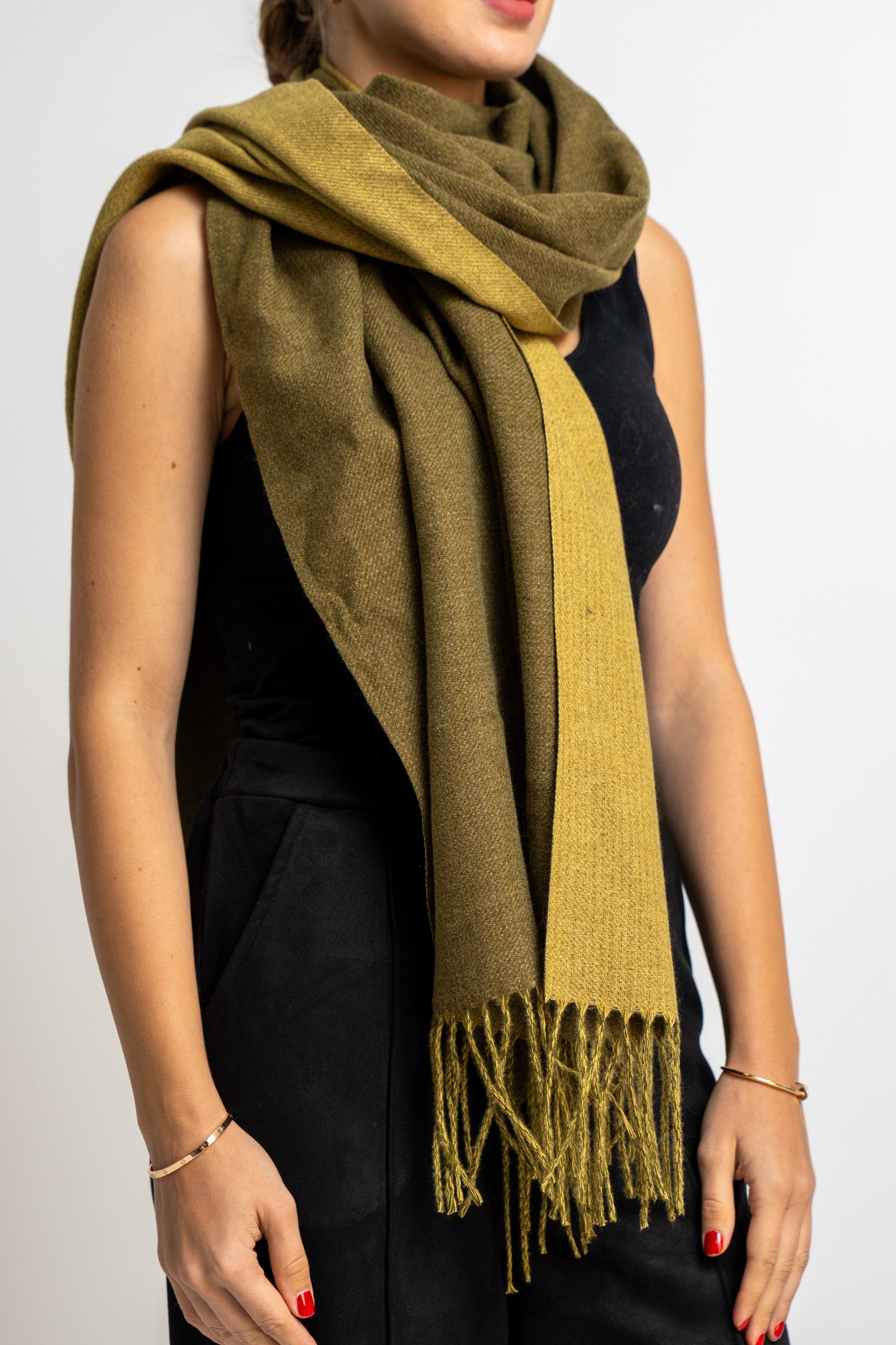 نتشي وشاح سادة مزين بالخيوط نسائي