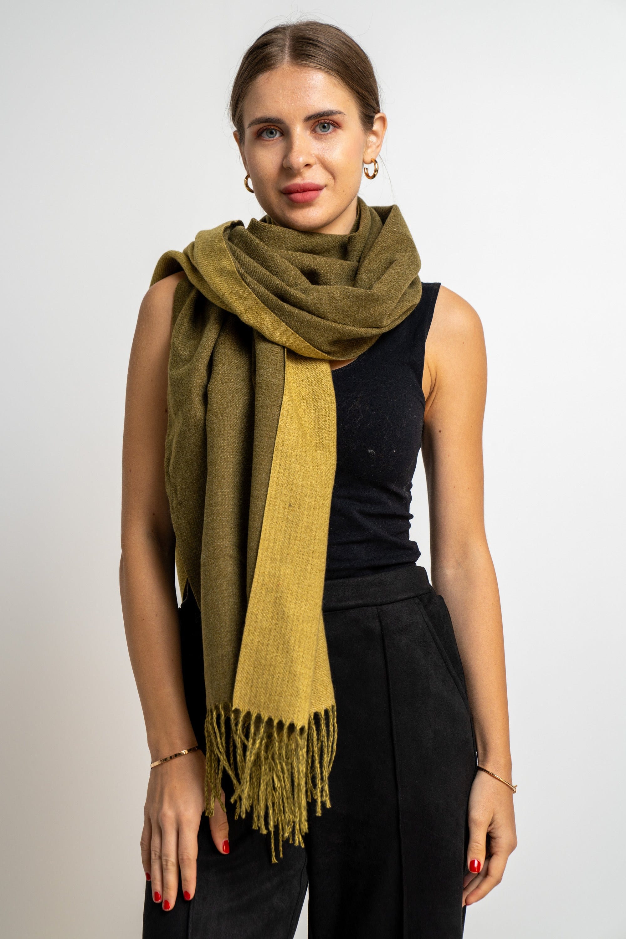 نتشي وشاح سادة مزين بالخيوط نسائي