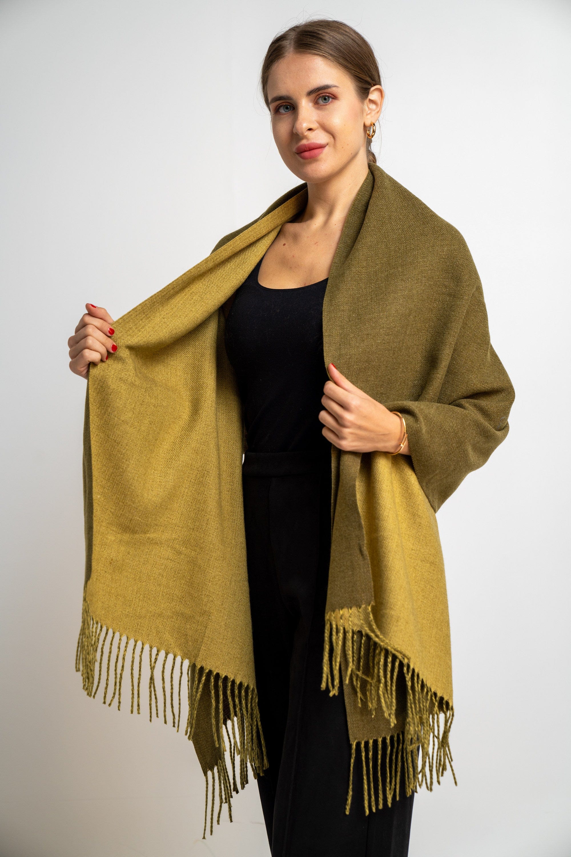 نتشي وشاح سادة مزين بالخيوط نسائي