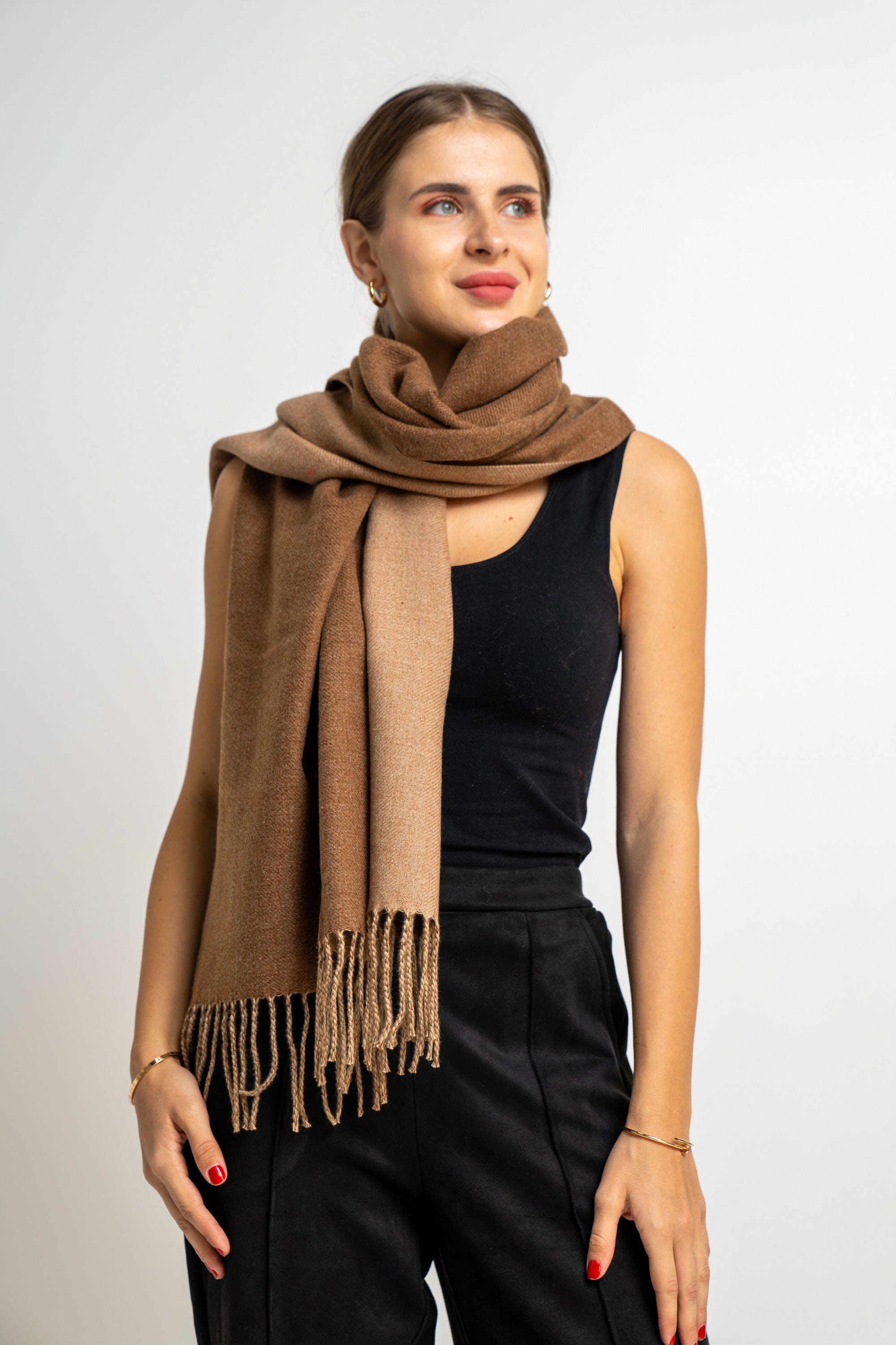 نتشي وشاح سادة مزين بالخيوط نسائي