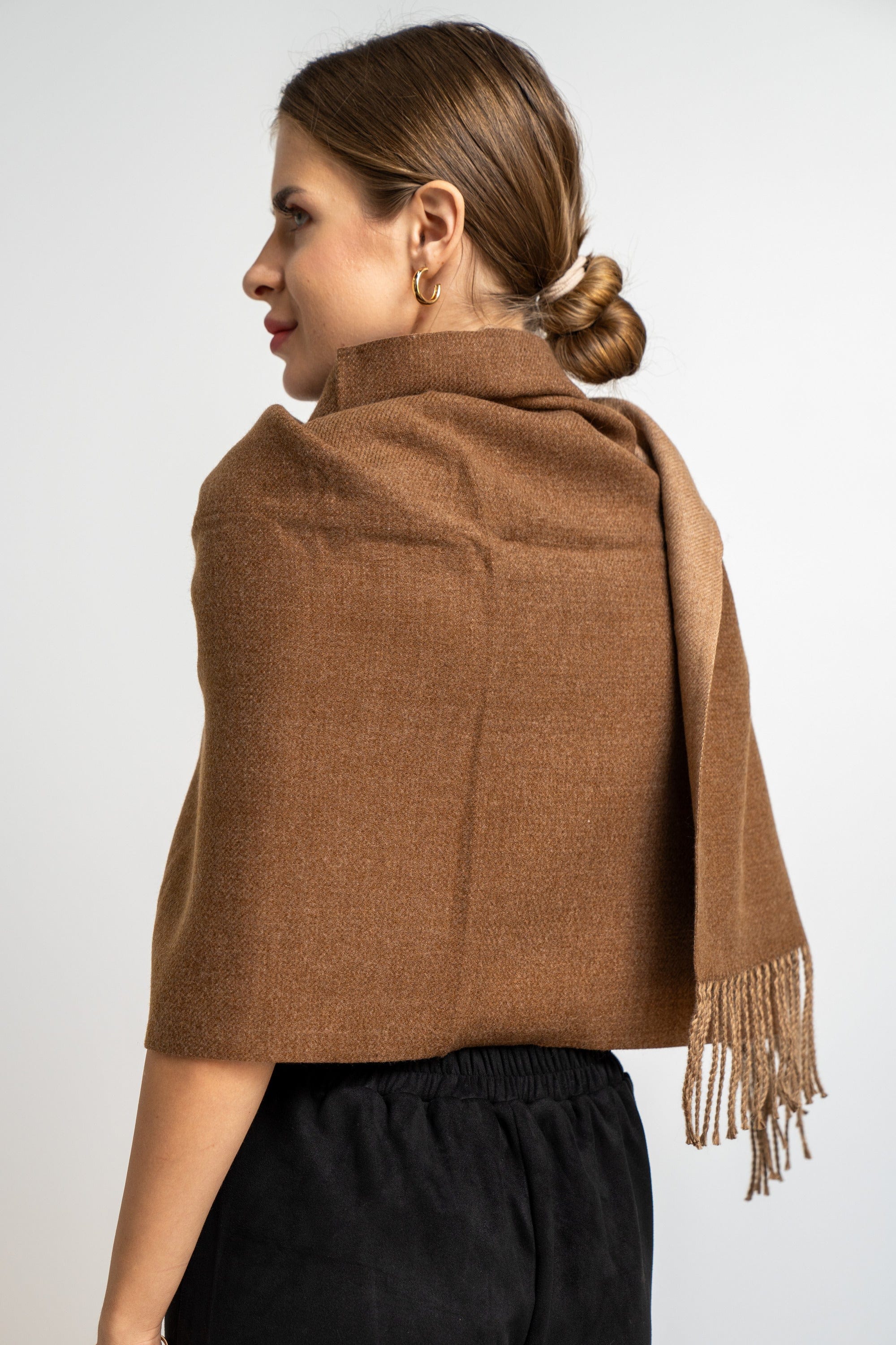 نتشي وشاح سادة مزين بالخيوط نسائي