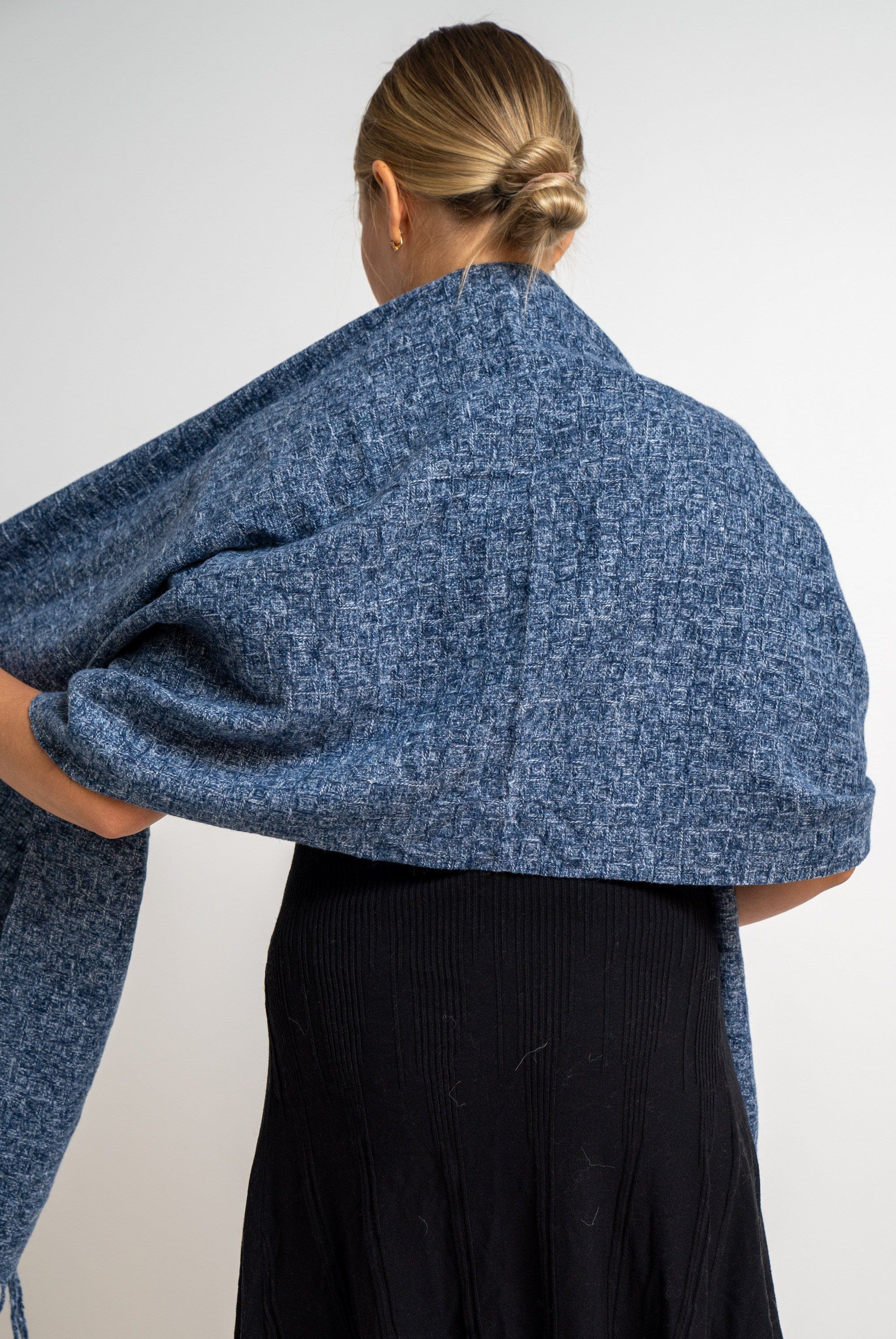 نتشي وشاح منسوج سادة