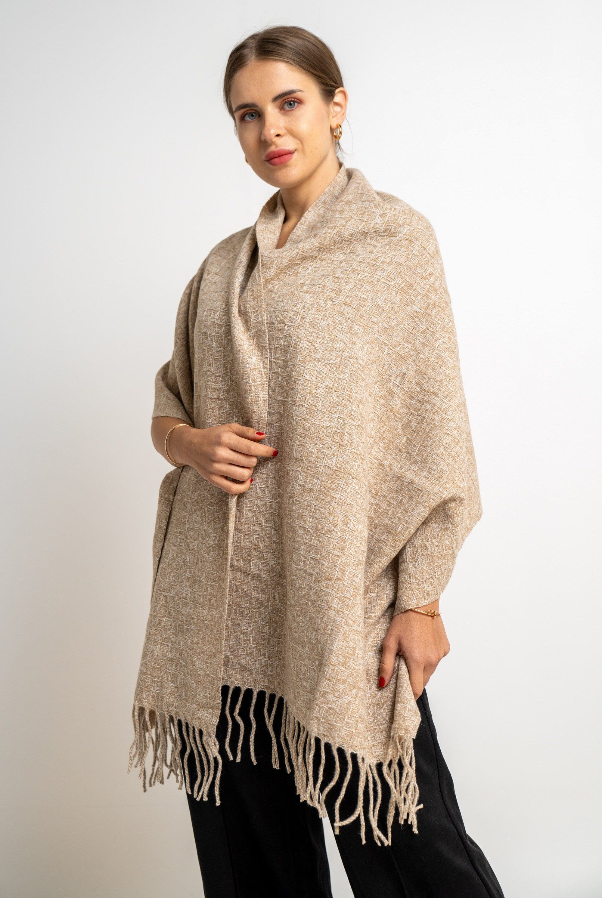 نتشي وشاح منسوج سادة