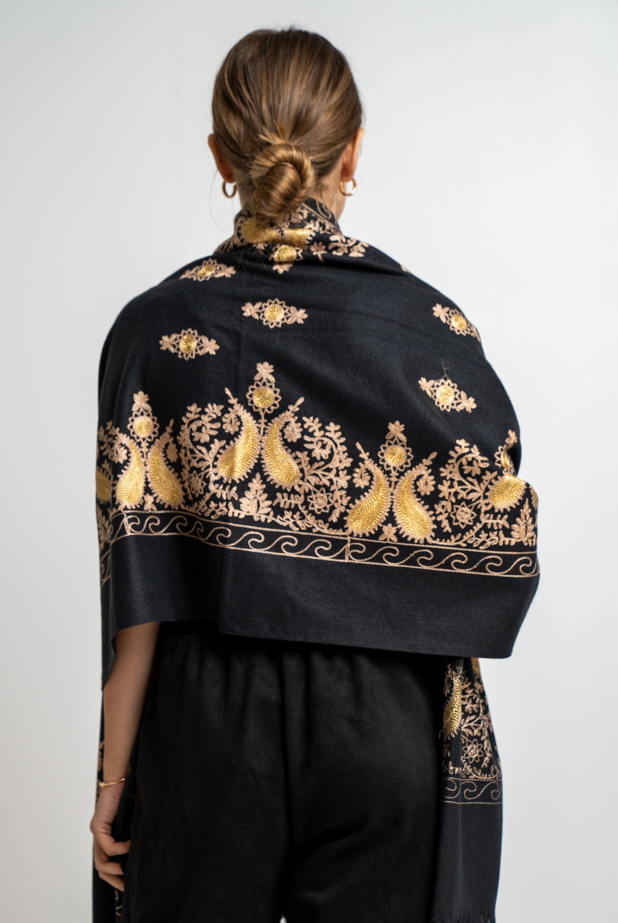 نتشي وشاح نسائي مطرز