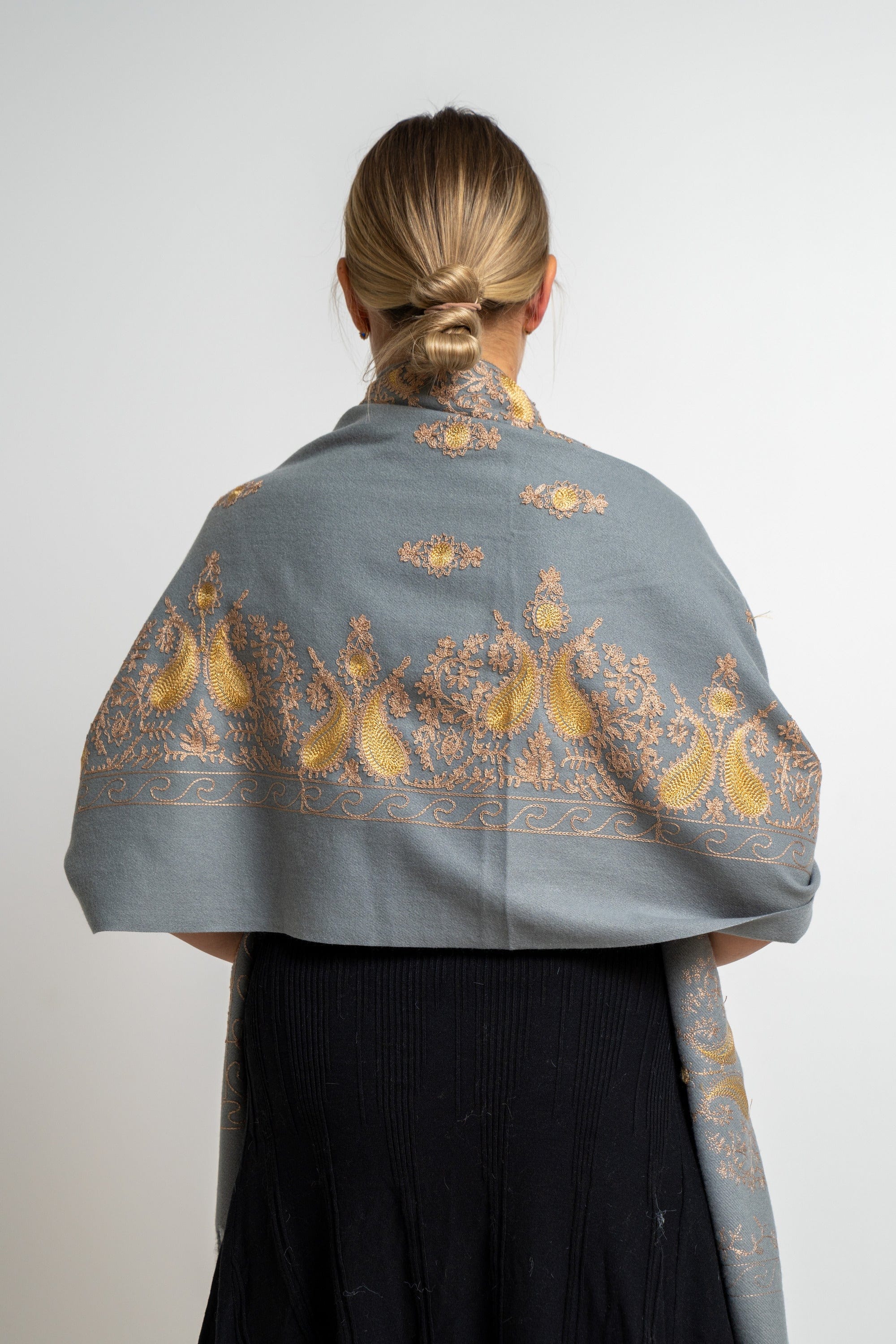 نتشي وشاح نسائي مطرز