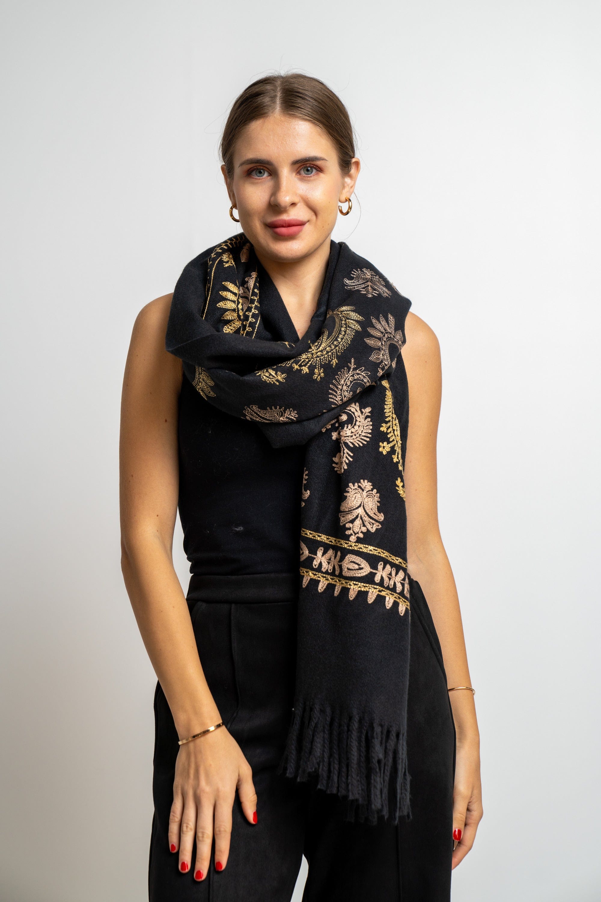 نتشي وشاح مطرز نسائي