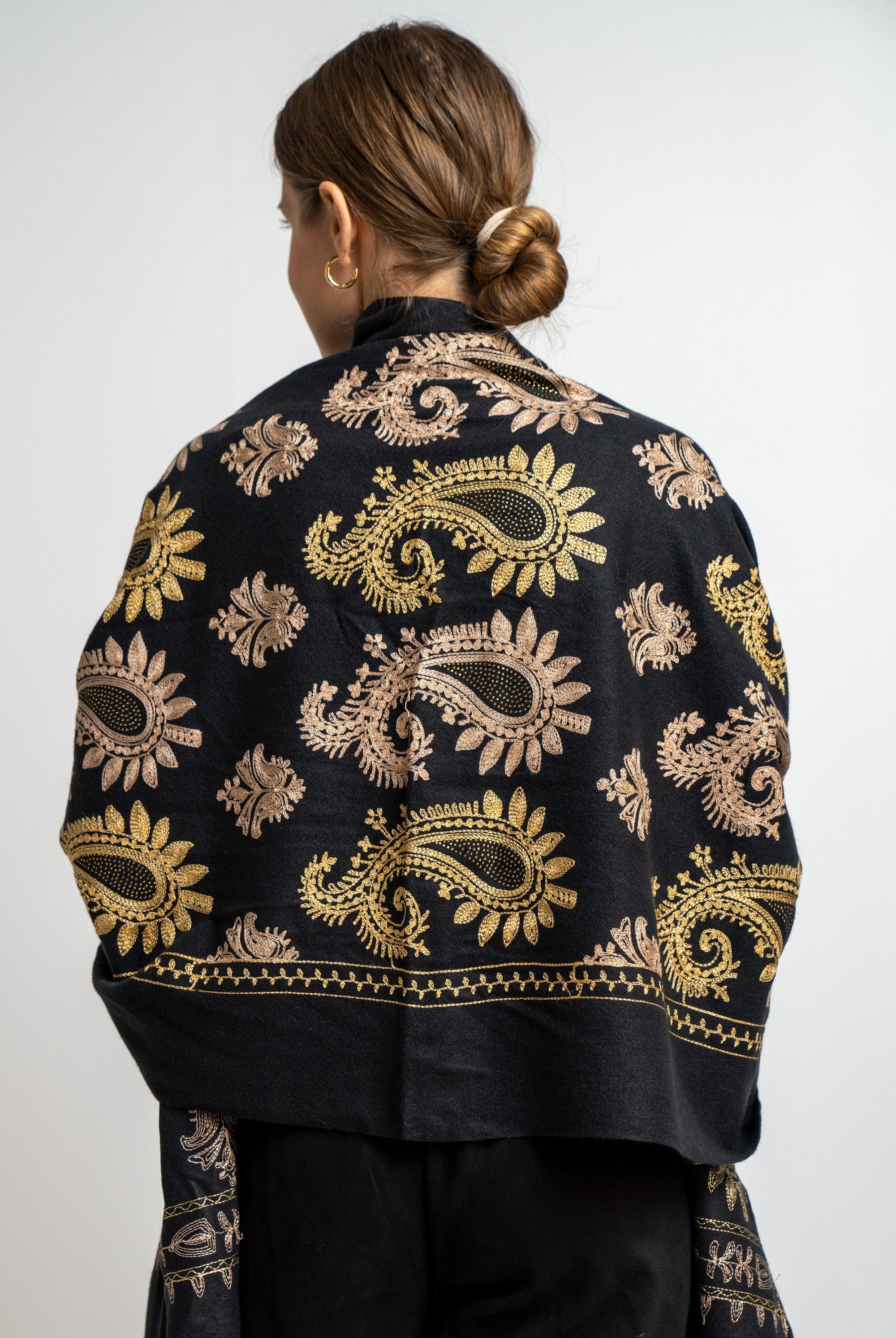 نتشي وشاح مطرز نسائي