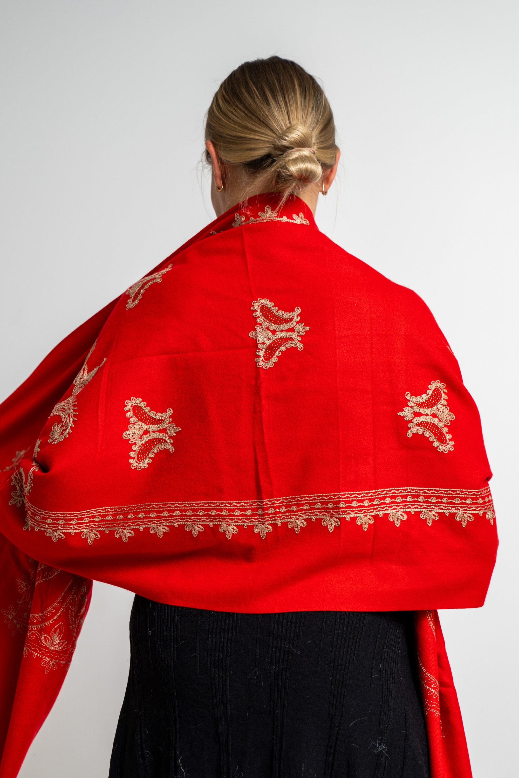 نتشي وشاح نسائي مطرز بشراشيب