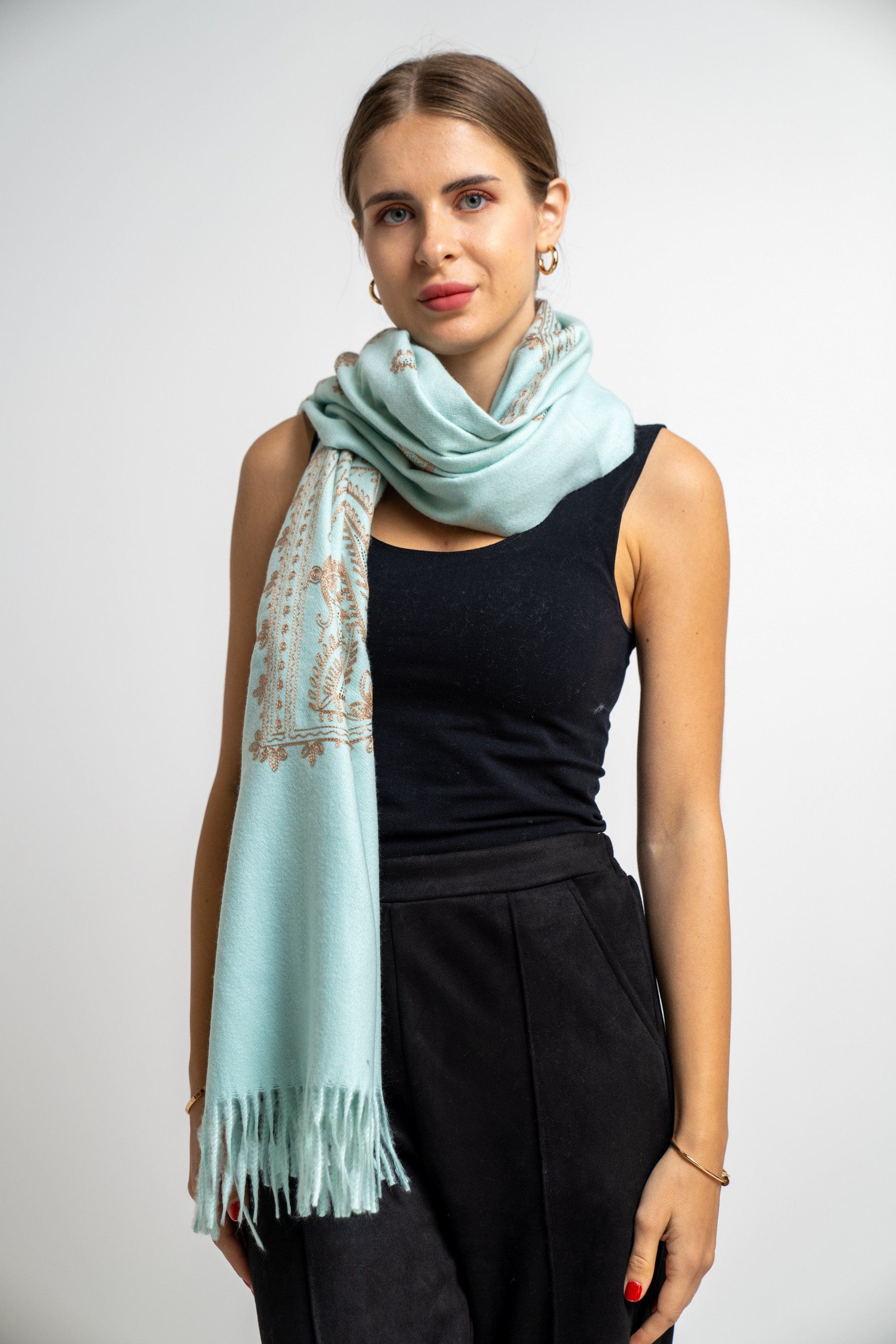 نتشي وشاح نسائي مطرز بشراشيب