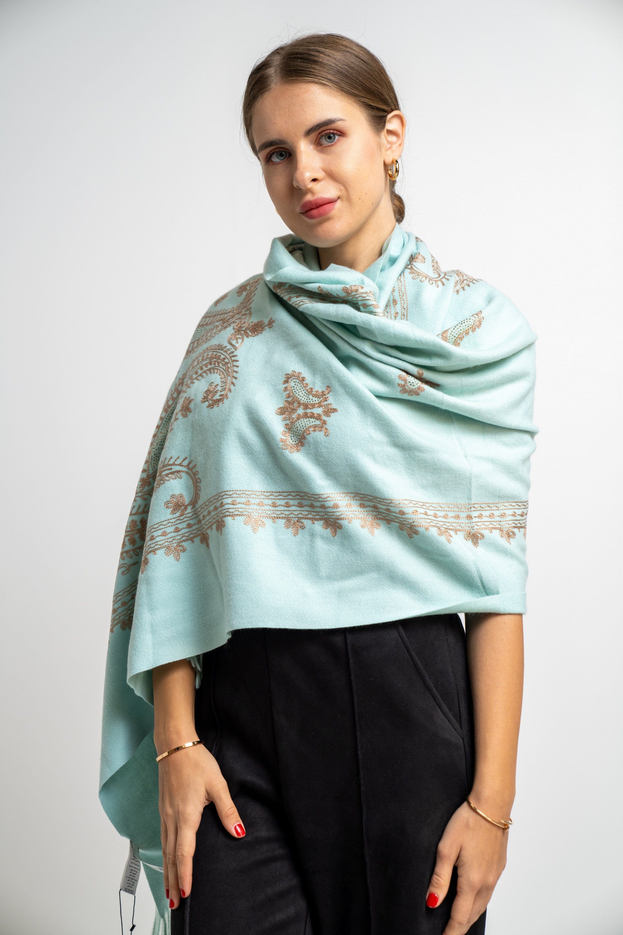 نتشي وشاح نسائي مطرز بشراشيب