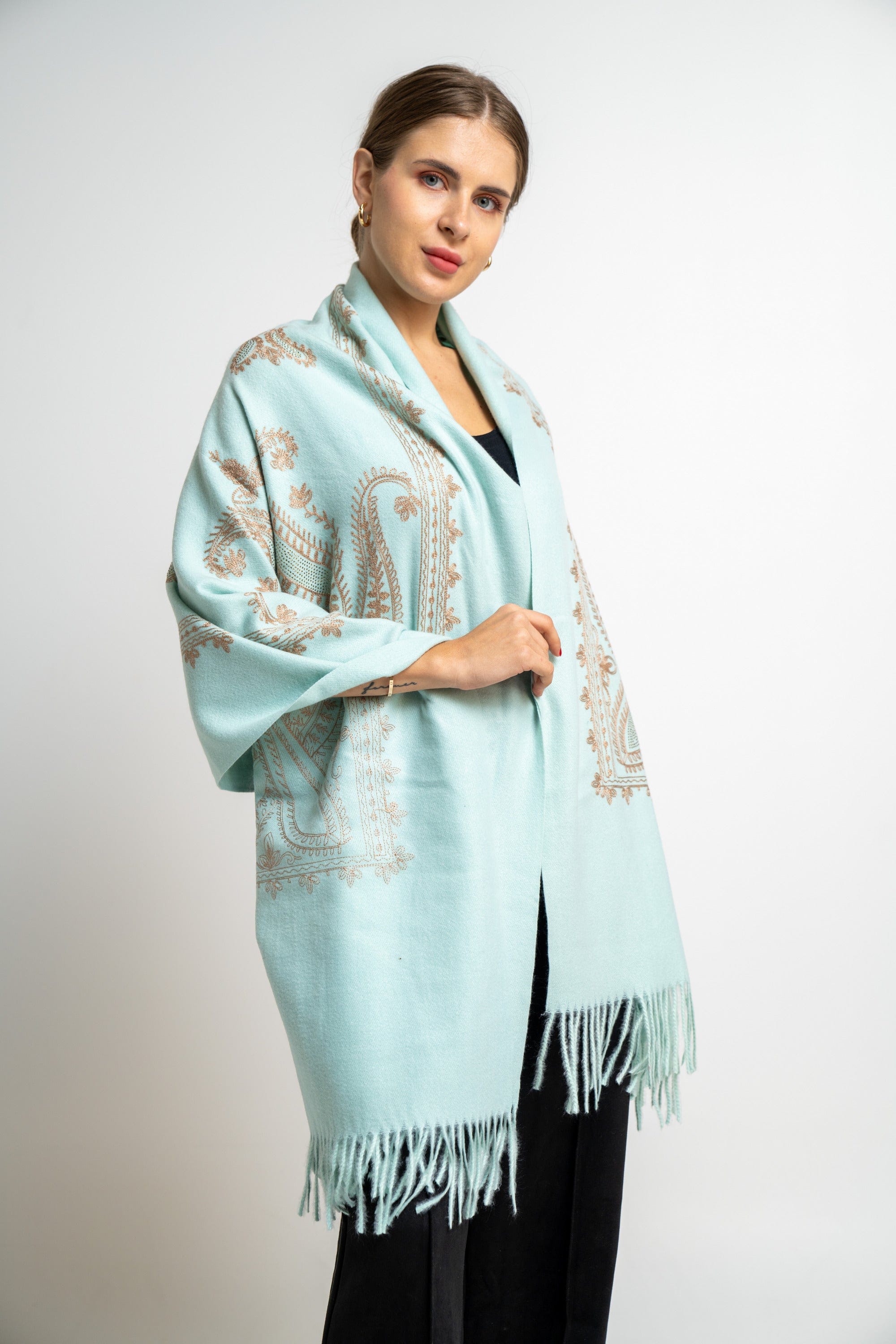 نتشي وشاح نسائي مطرز بشراشيب