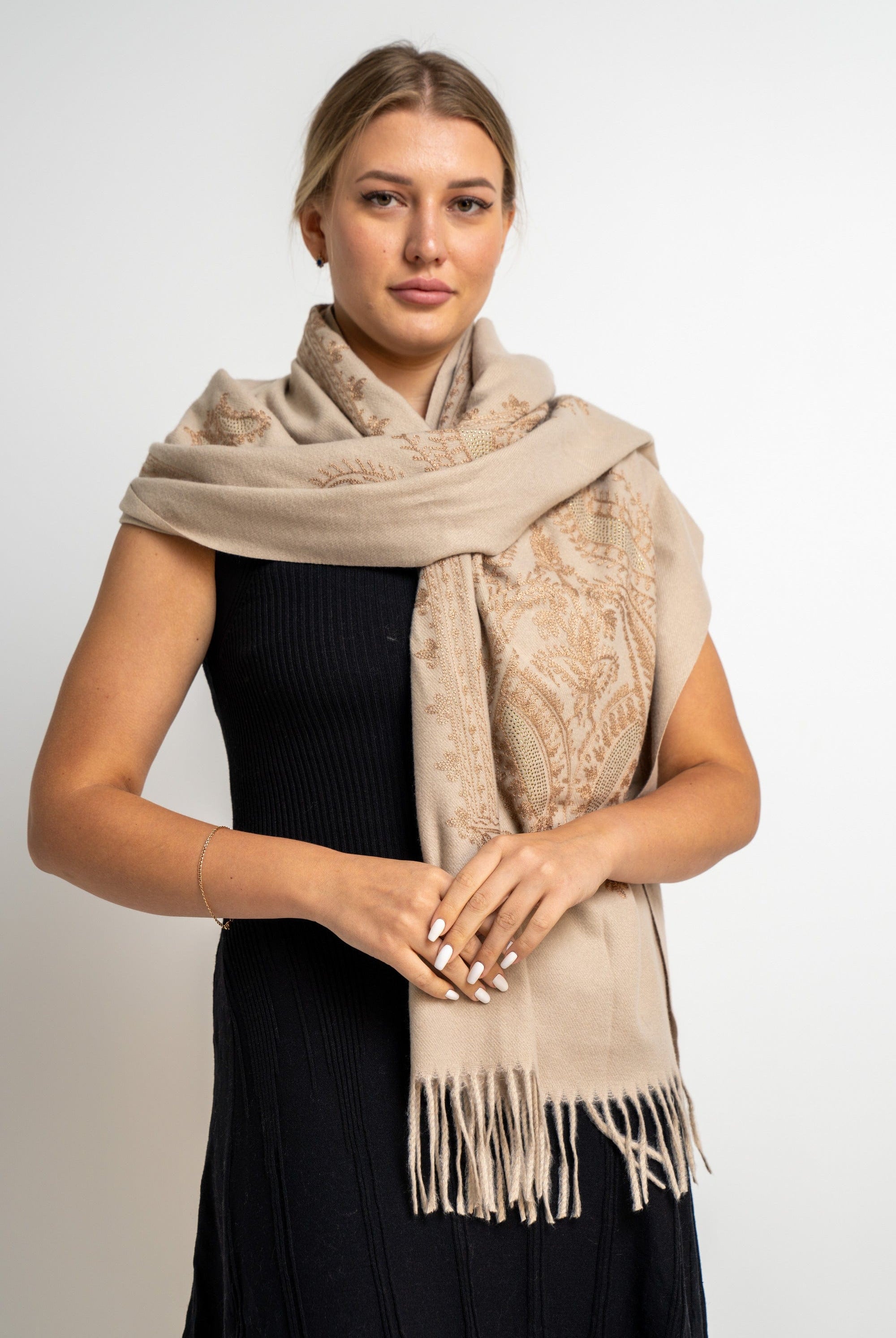 نتشي وشاح نسائي مطرز بشراشيب