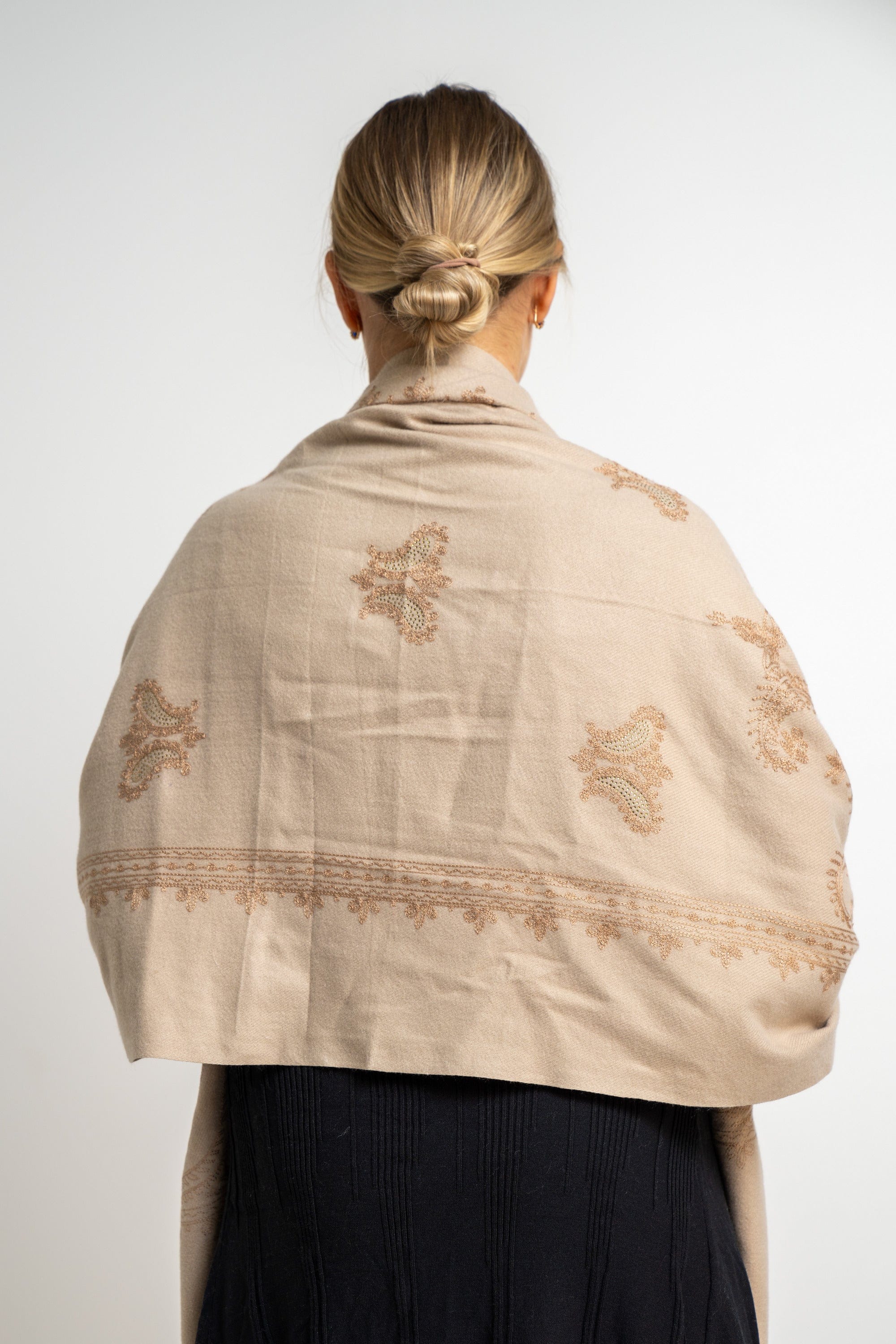 نتشي وشاح نسائي مطرز بشراشيب