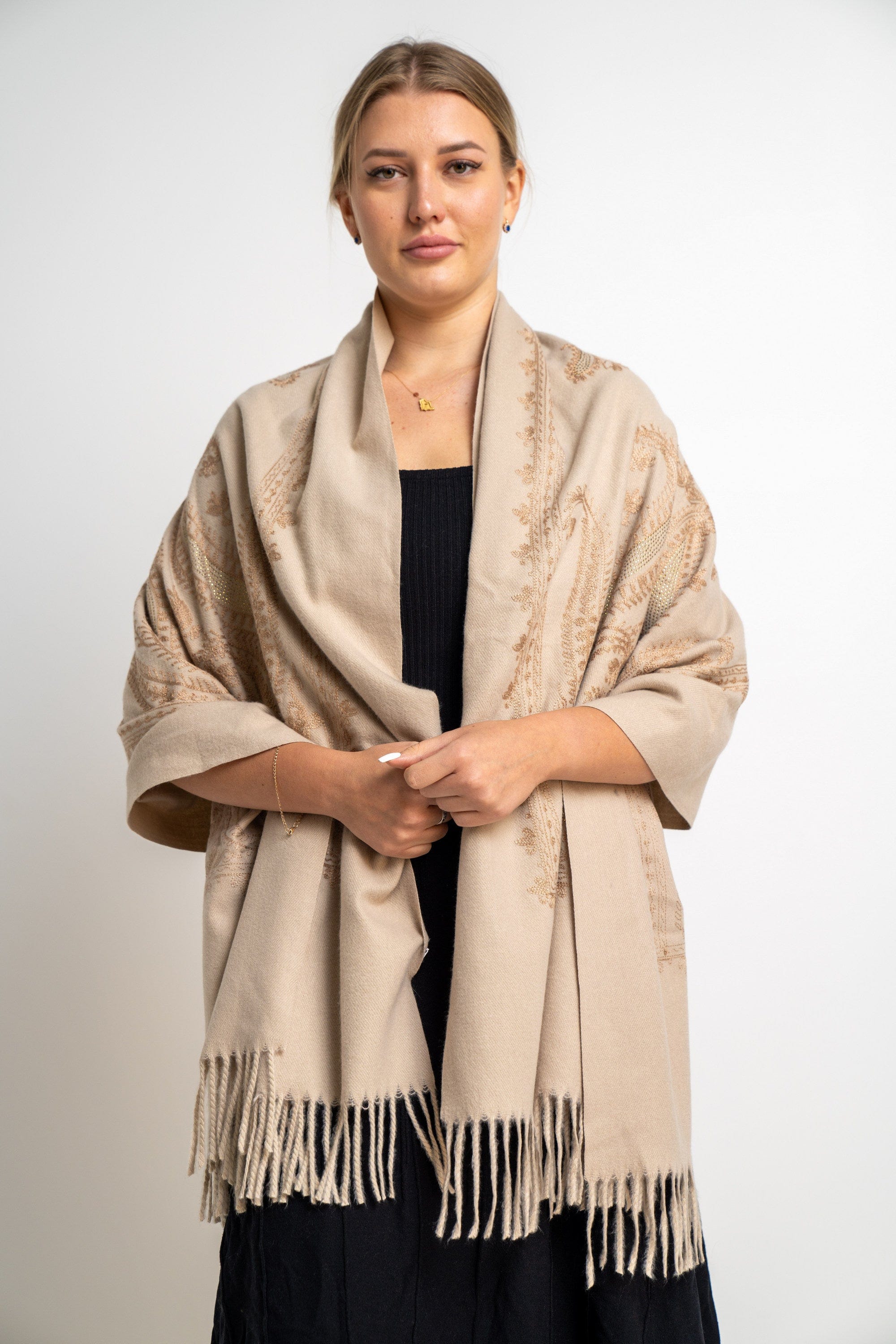 نتشي وشاح نسائي مطرز بشراشيب