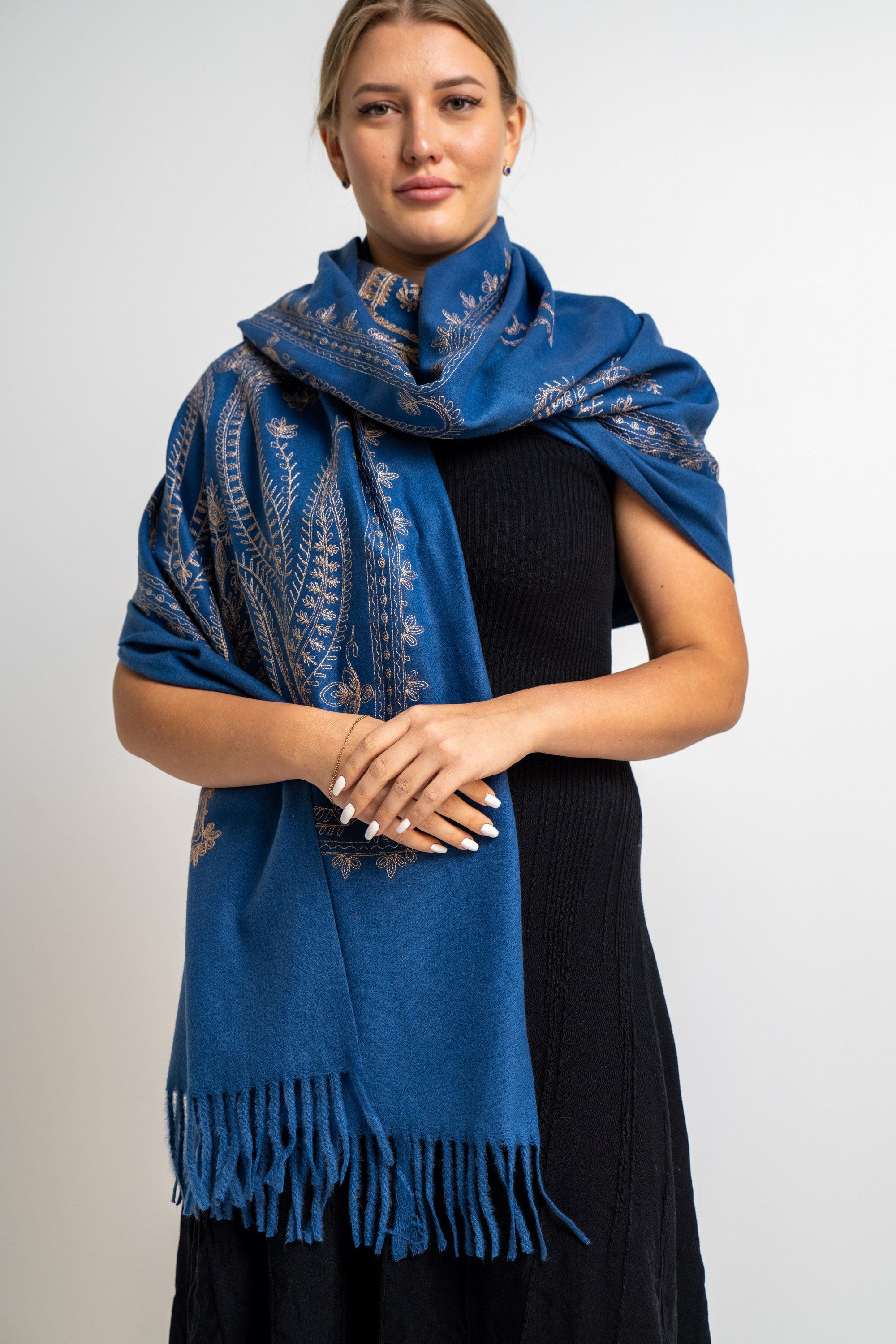 نتشي وشاح نسائي مطرز بشراشيب