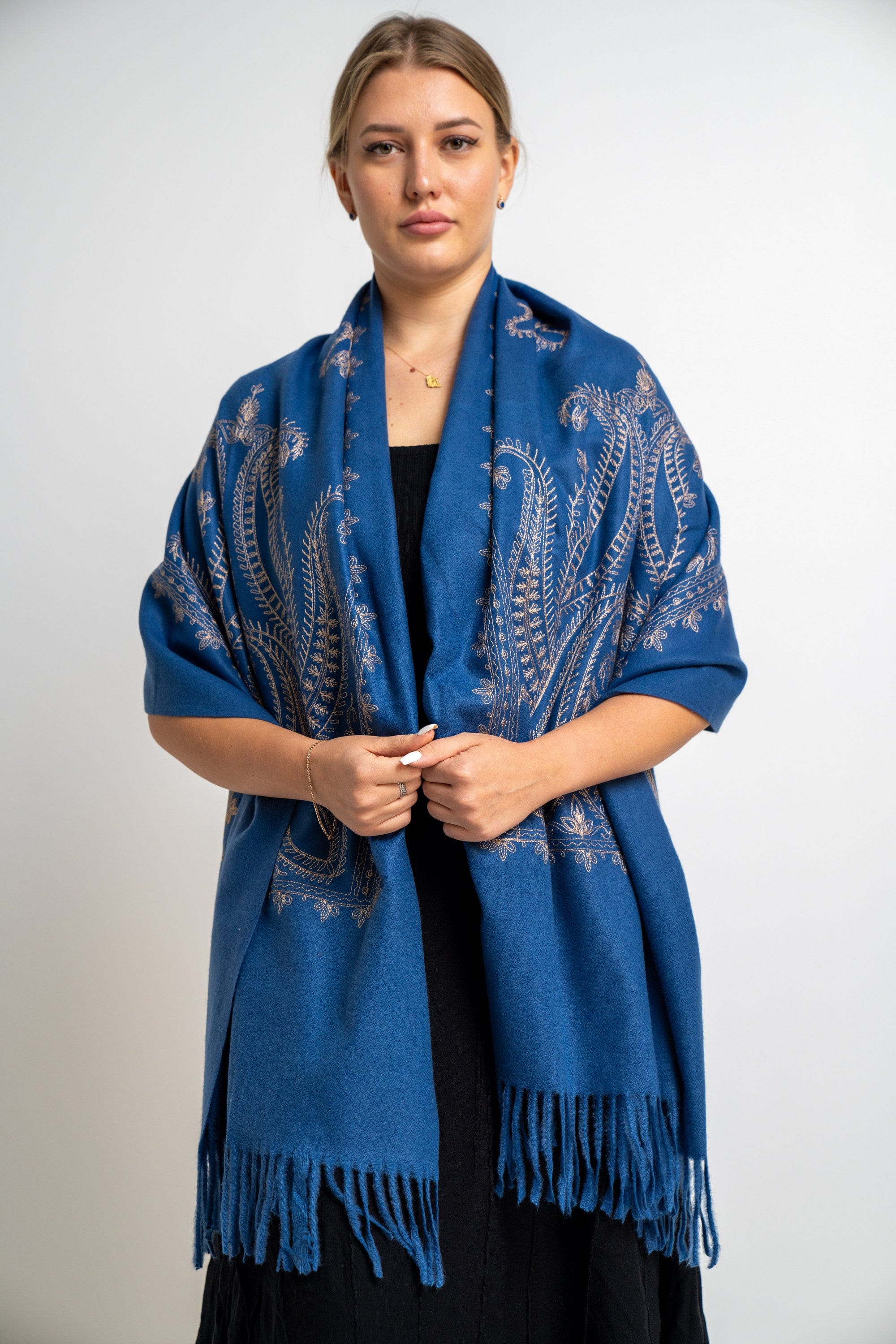 نتشي وشاح نسائي مطرز بشراشيب