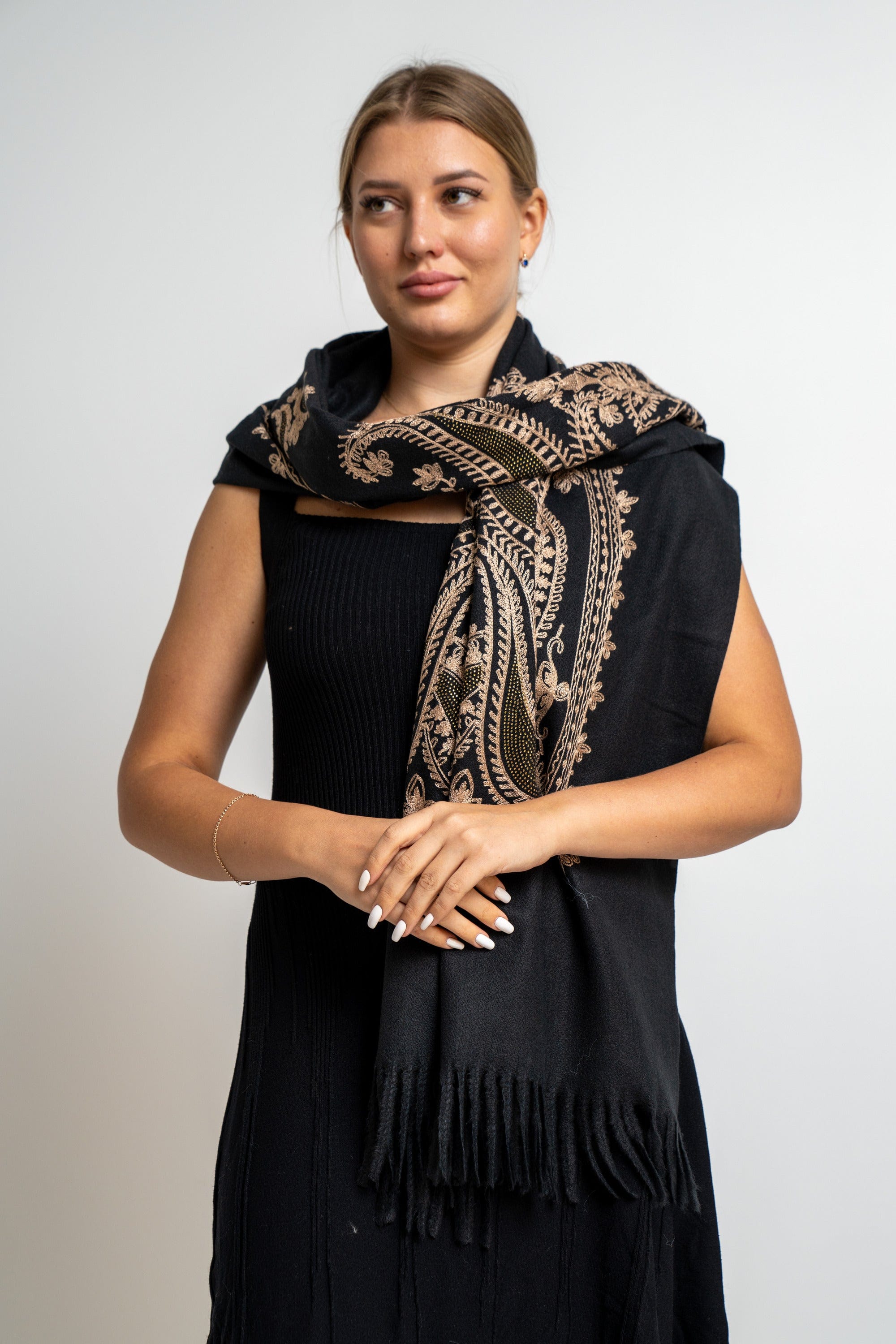 نتشي وشاح نسائي مطرز بشراشيب