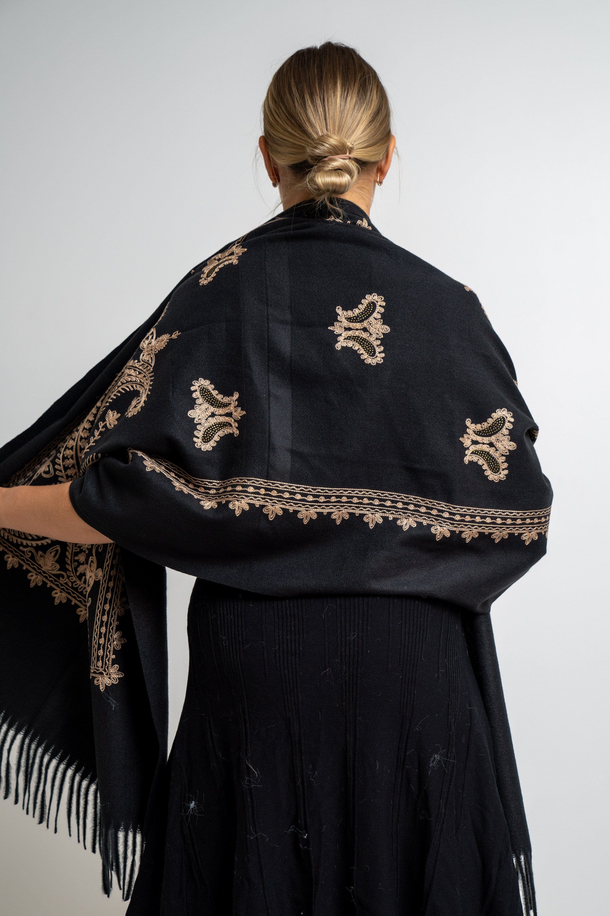 نتشي وشاح نسائي مطرز بشراشيب