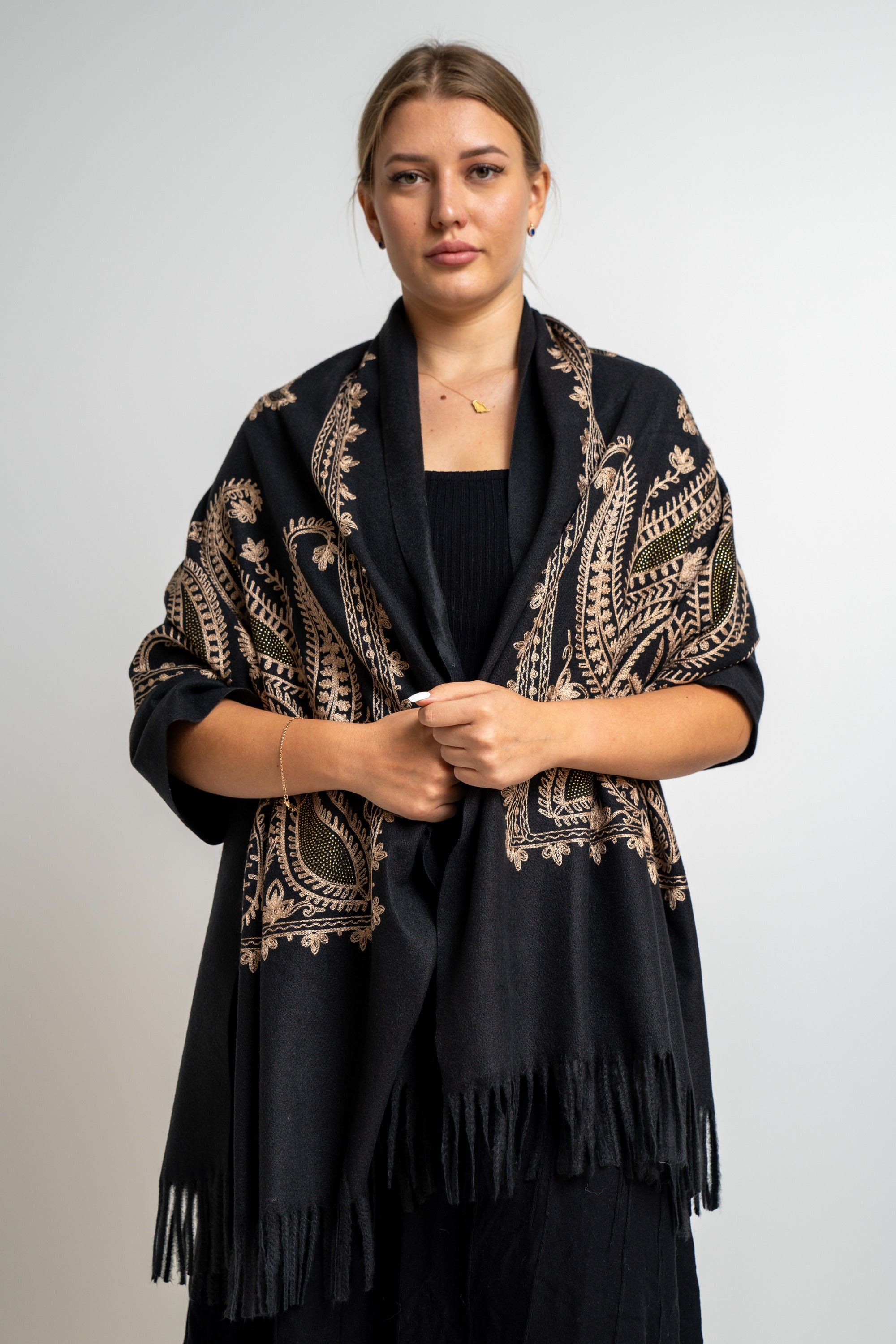 نتشي وشاح نسائي مطرز بشراشيب