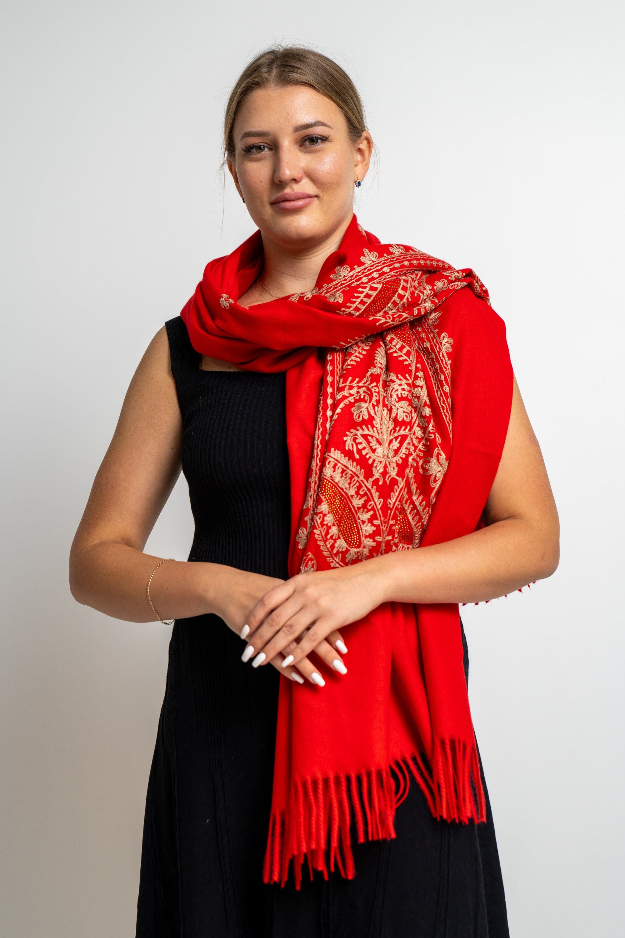 نتشي وشاح نسائي مطرز بشراشيب