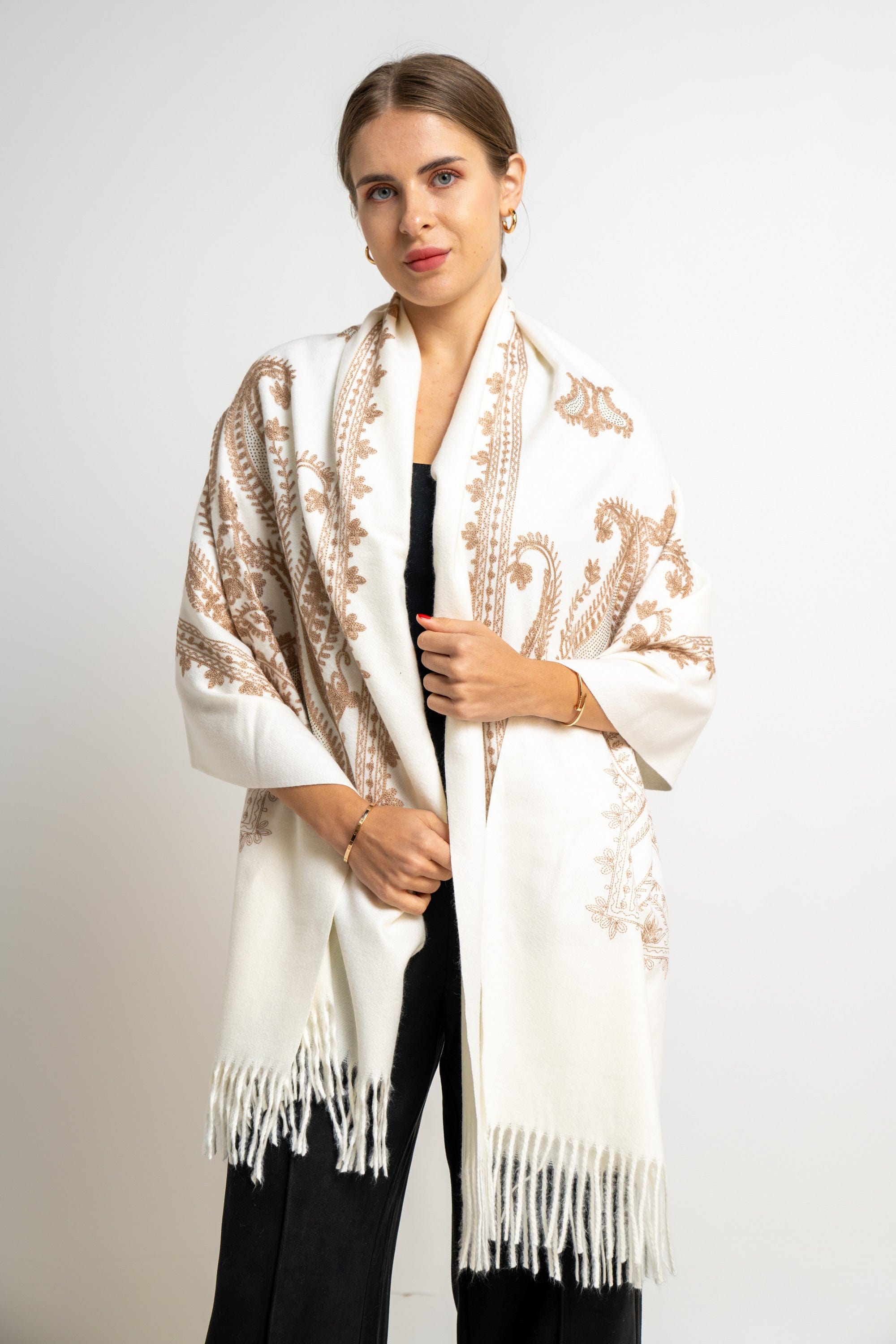 نتشي وشاح نسائي مطرز بشراشيب