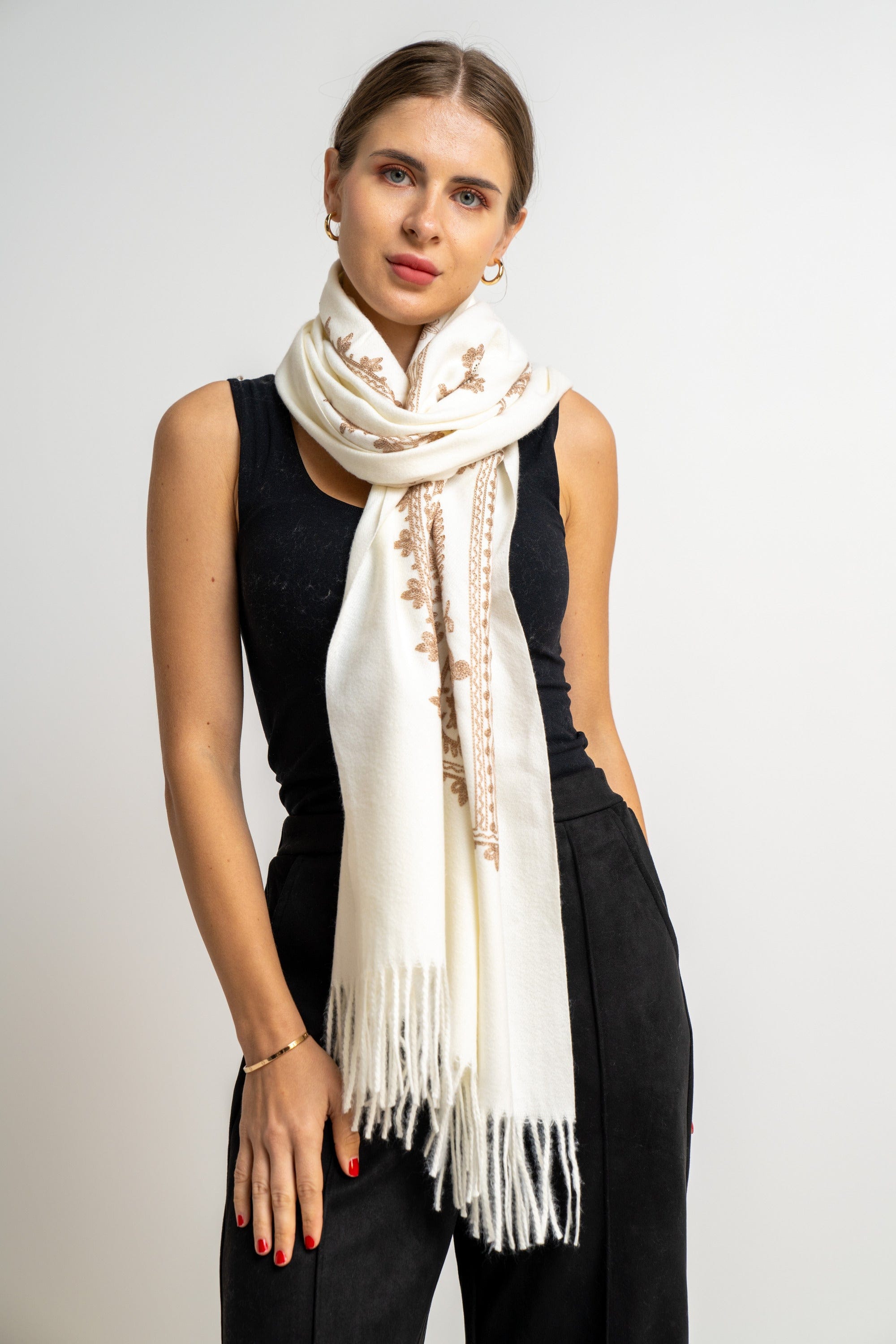 نتشي وشاح نسائي مطرز بشراشيب