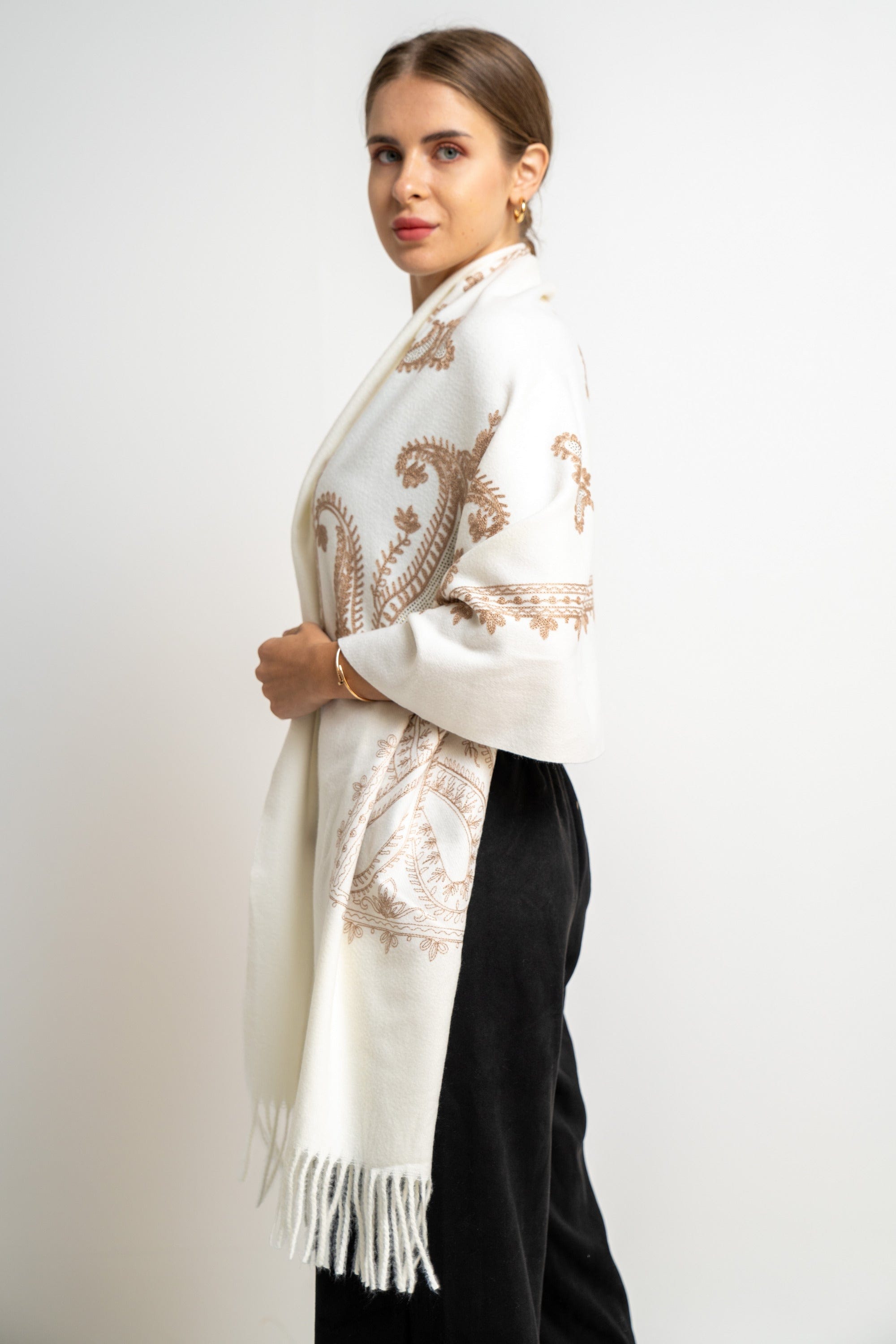 نتشي وشاح نسائي مطرز بشراشيب