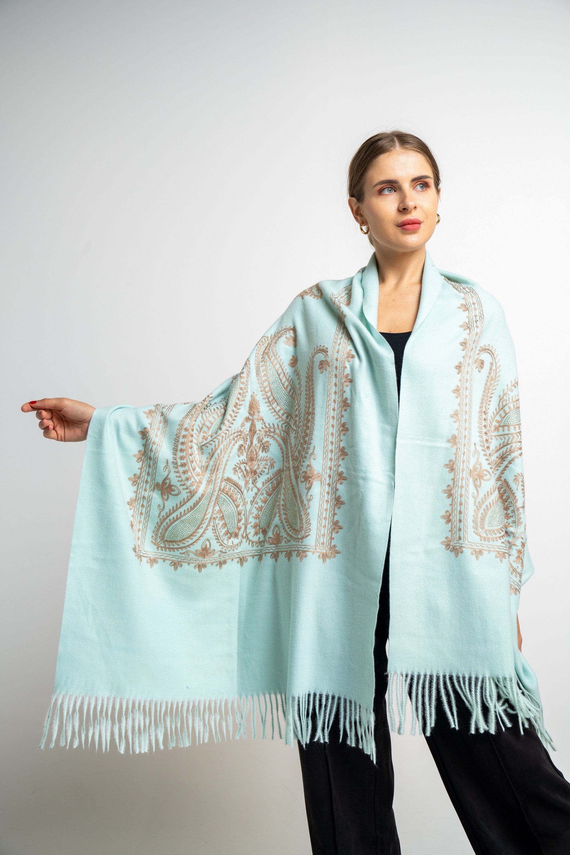 نتشي وشاح نسائي مطرز بشراشيب