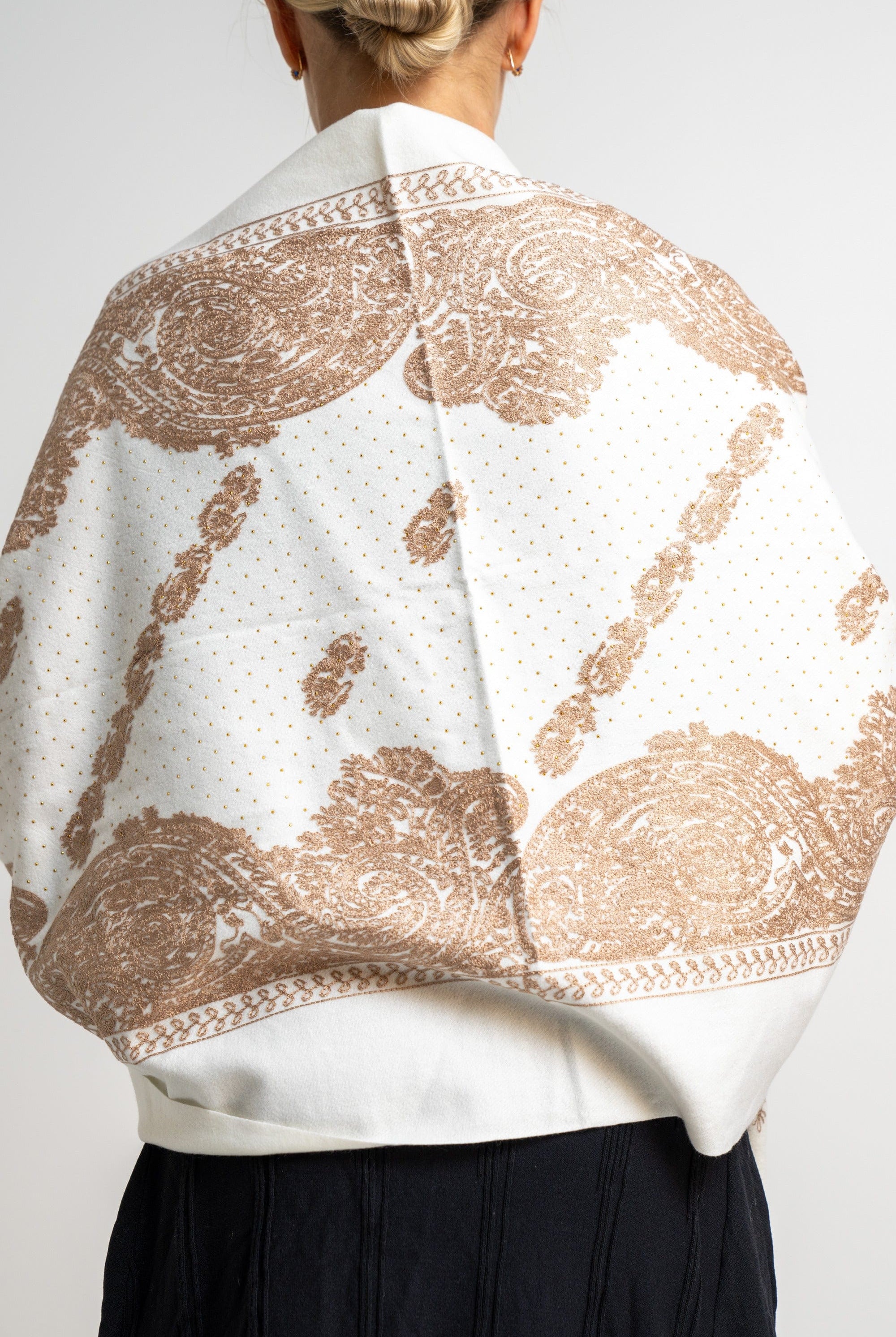 نتشي وشاح منقوش بنقشة كلاسيك مزين بالخيط