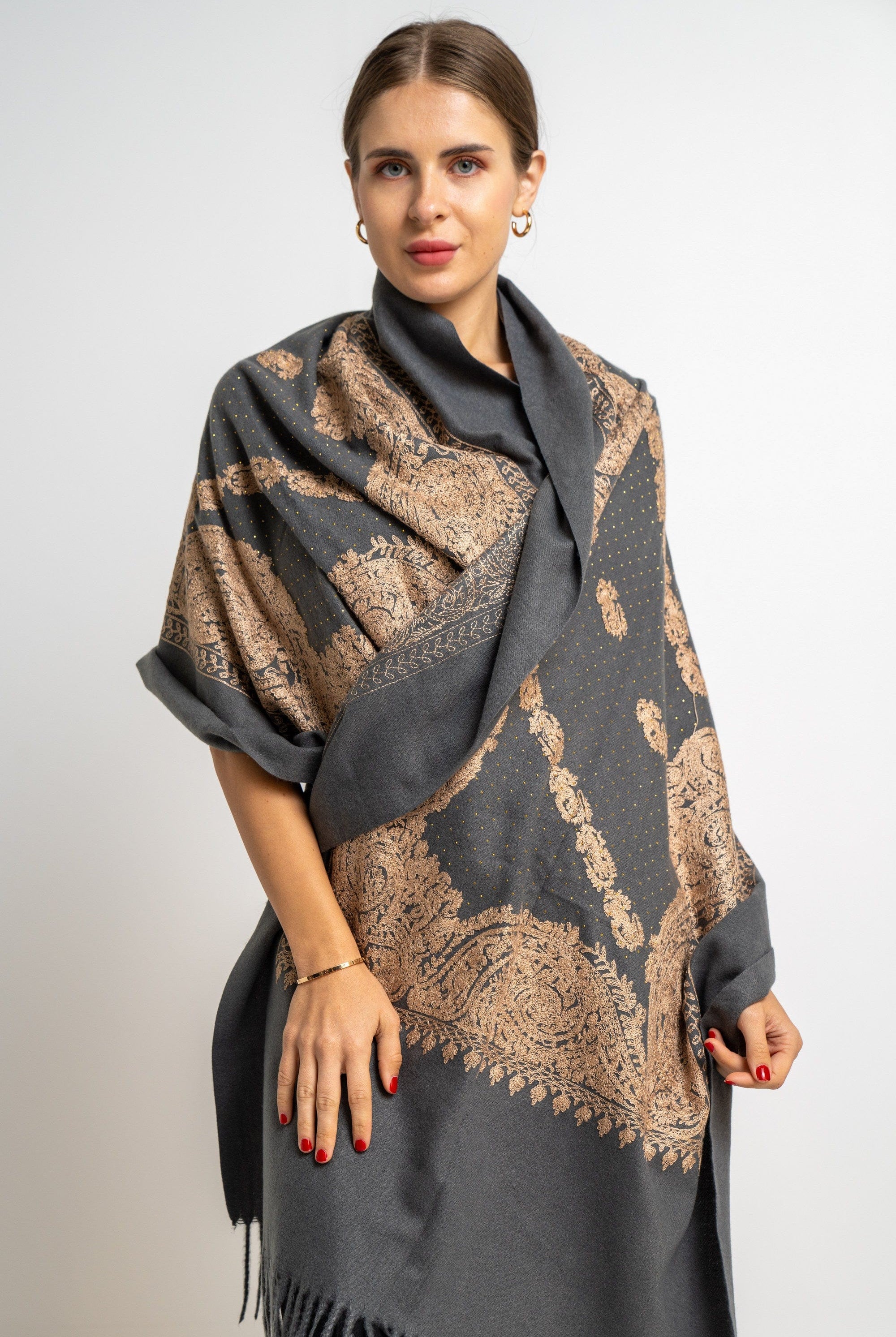 نتشي وشاح منقوش بنقشة كلاسيك مزين بالخيط