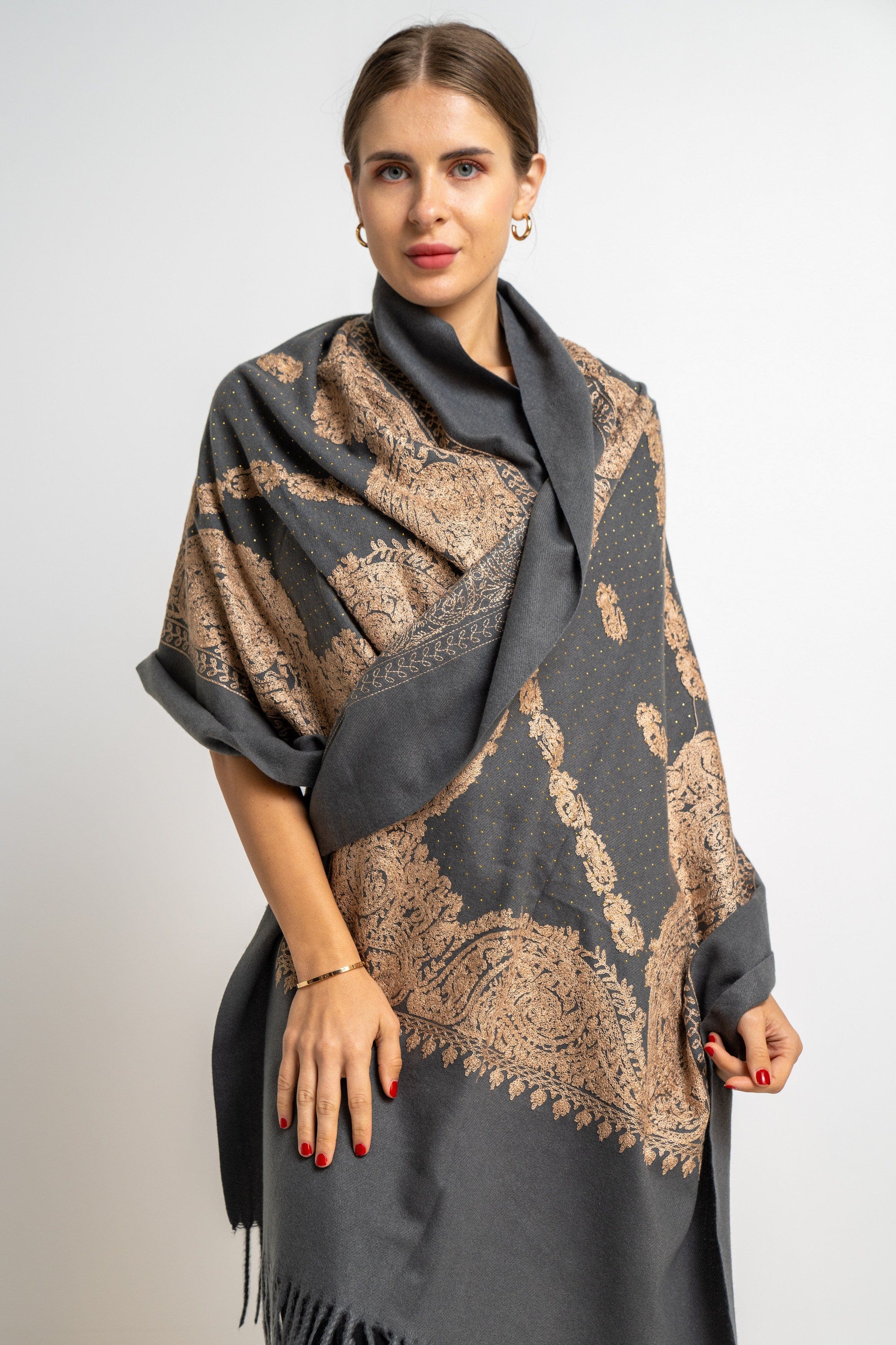 نتشي وشاح منقوش بنقشة كلاسيك مزين بالخيط