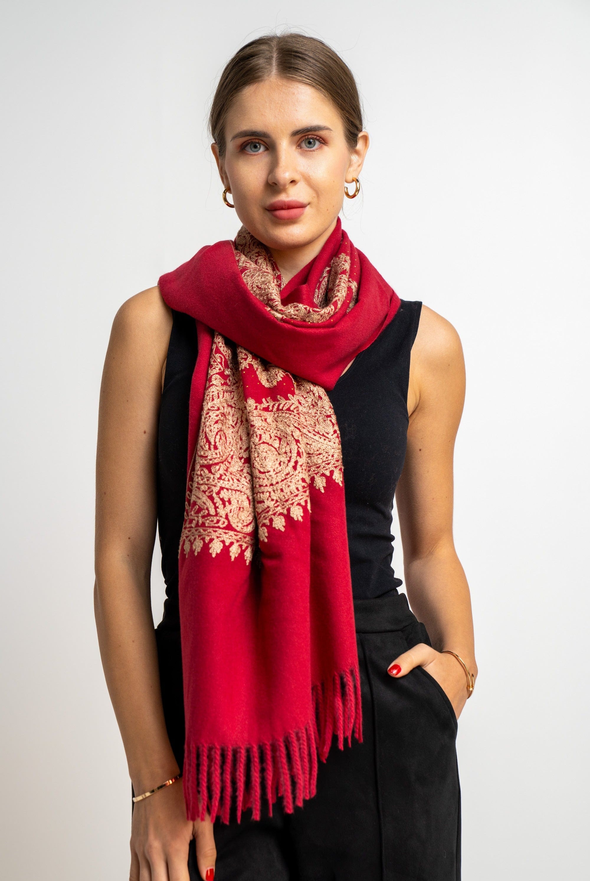 نتشي وشاح منقوش بنقشة كلاسيك مزين بالخيط