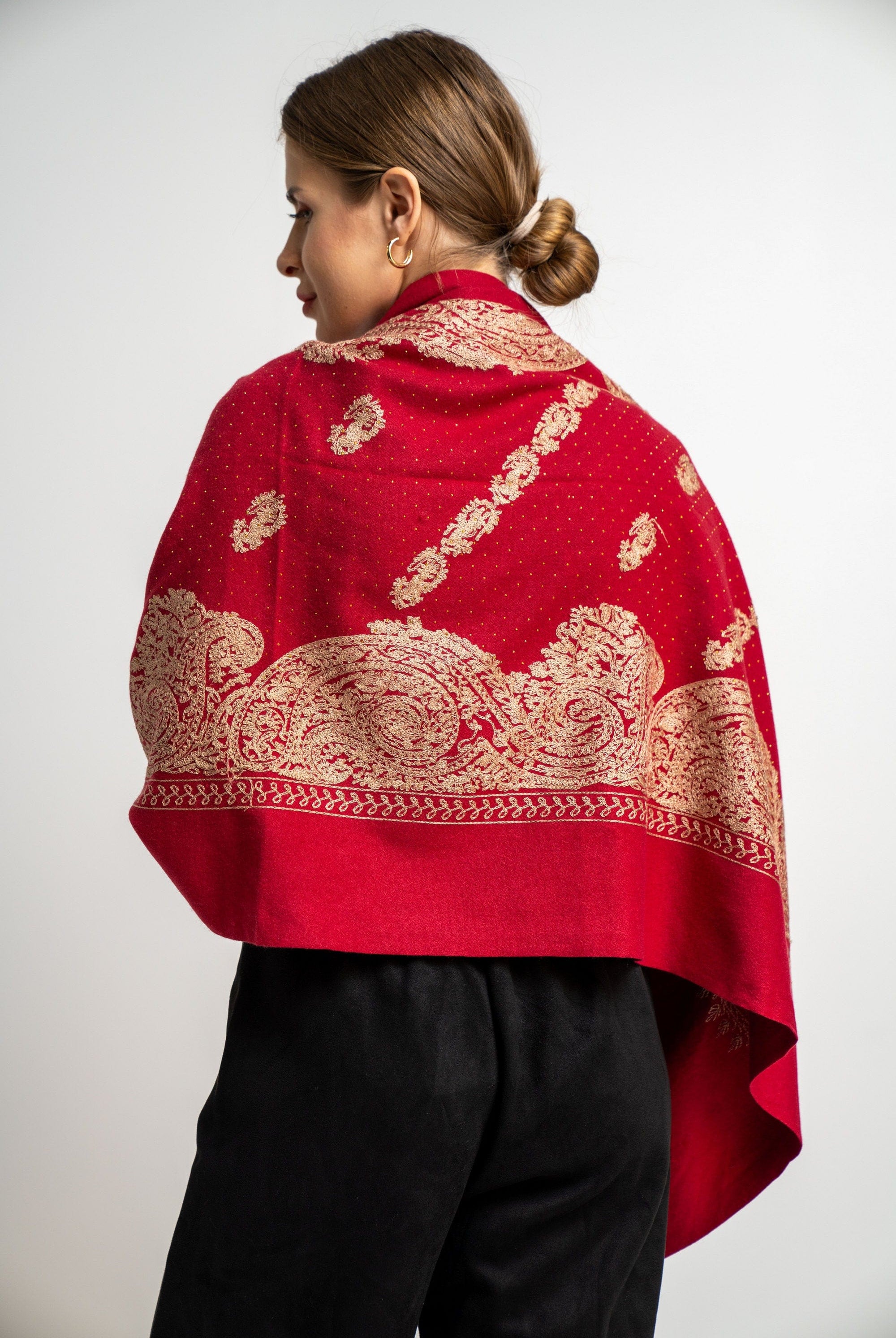 نتشي وشاح منقوش بنقشة كلاسيك مزين بالخيط