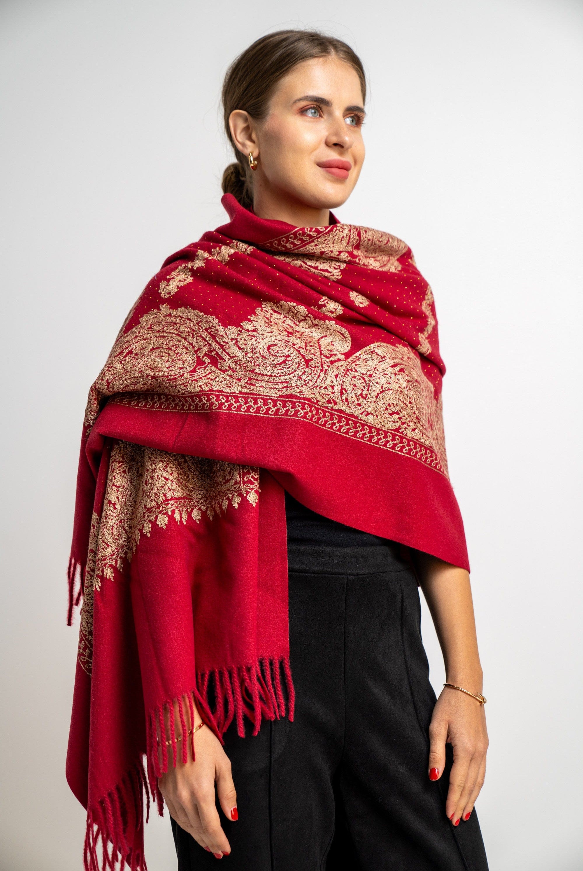 نتشي وشاح منقوش بنقشة كلاسيك مزين بالخيط