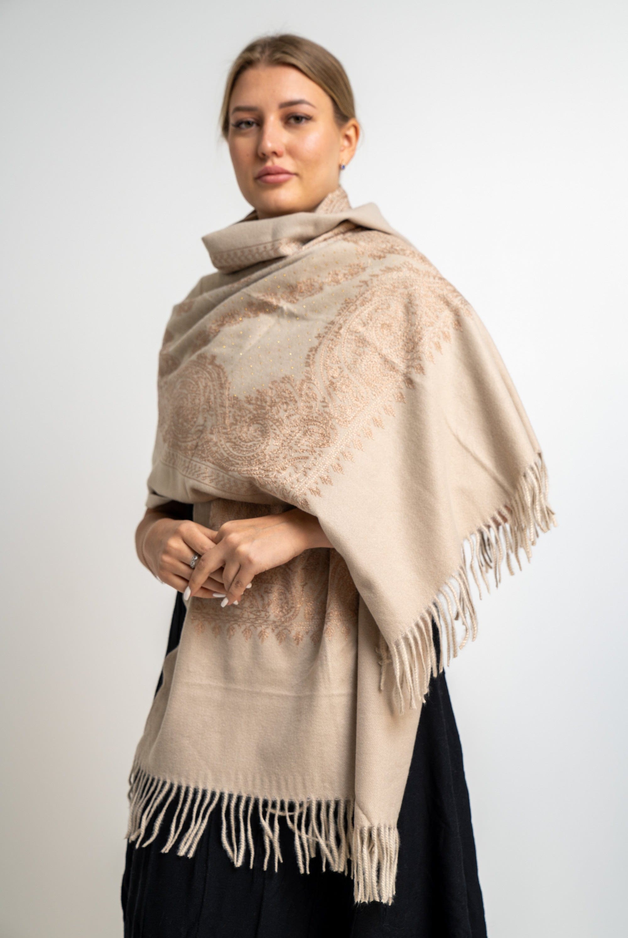 نتشي وشاح منقوش بنقشة كلاسيك مزين بالخيط