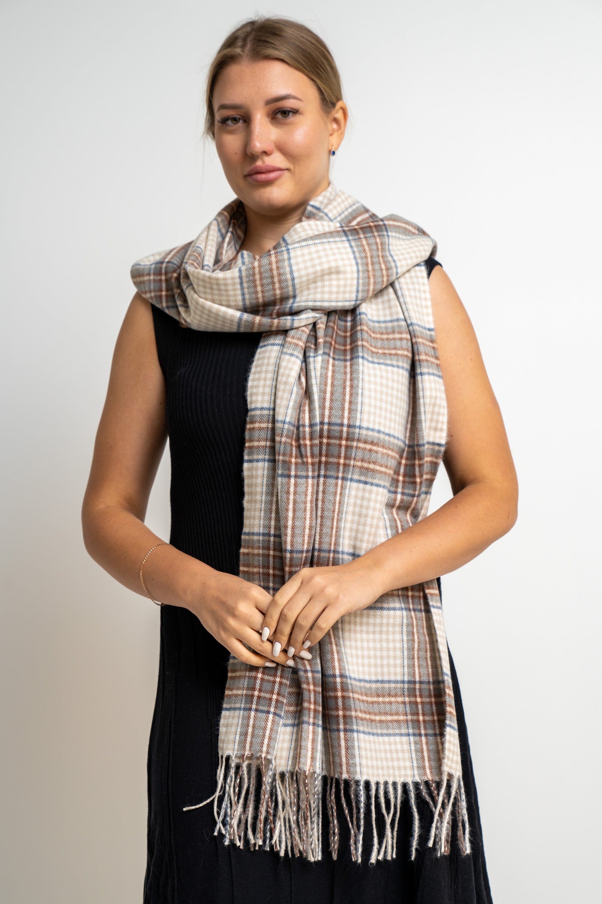 ميكا شال كاروهات طويل مزين بخيوط نسائى بيج