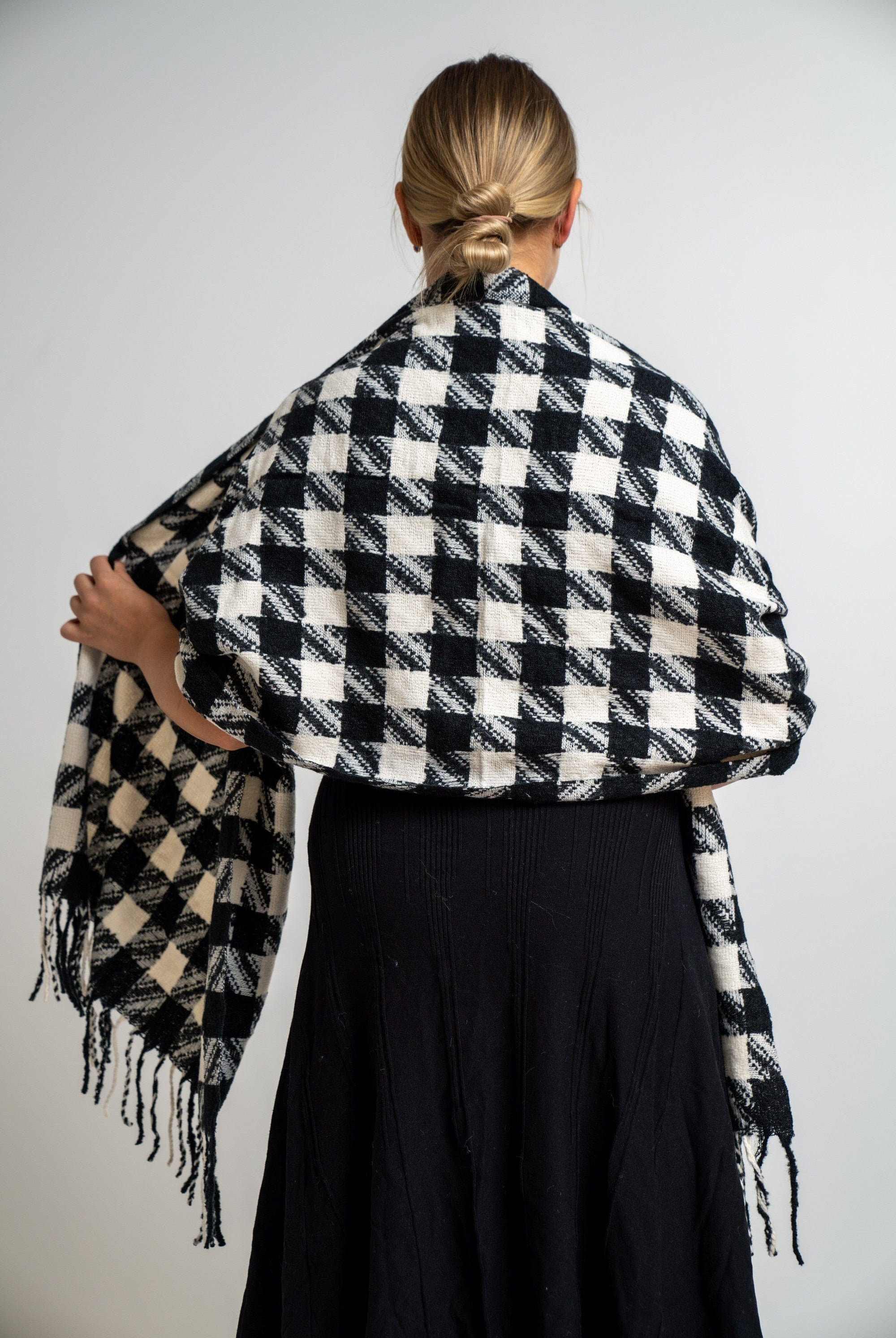 نتشي وشاح مربعات مزين بالخيوط نسائي