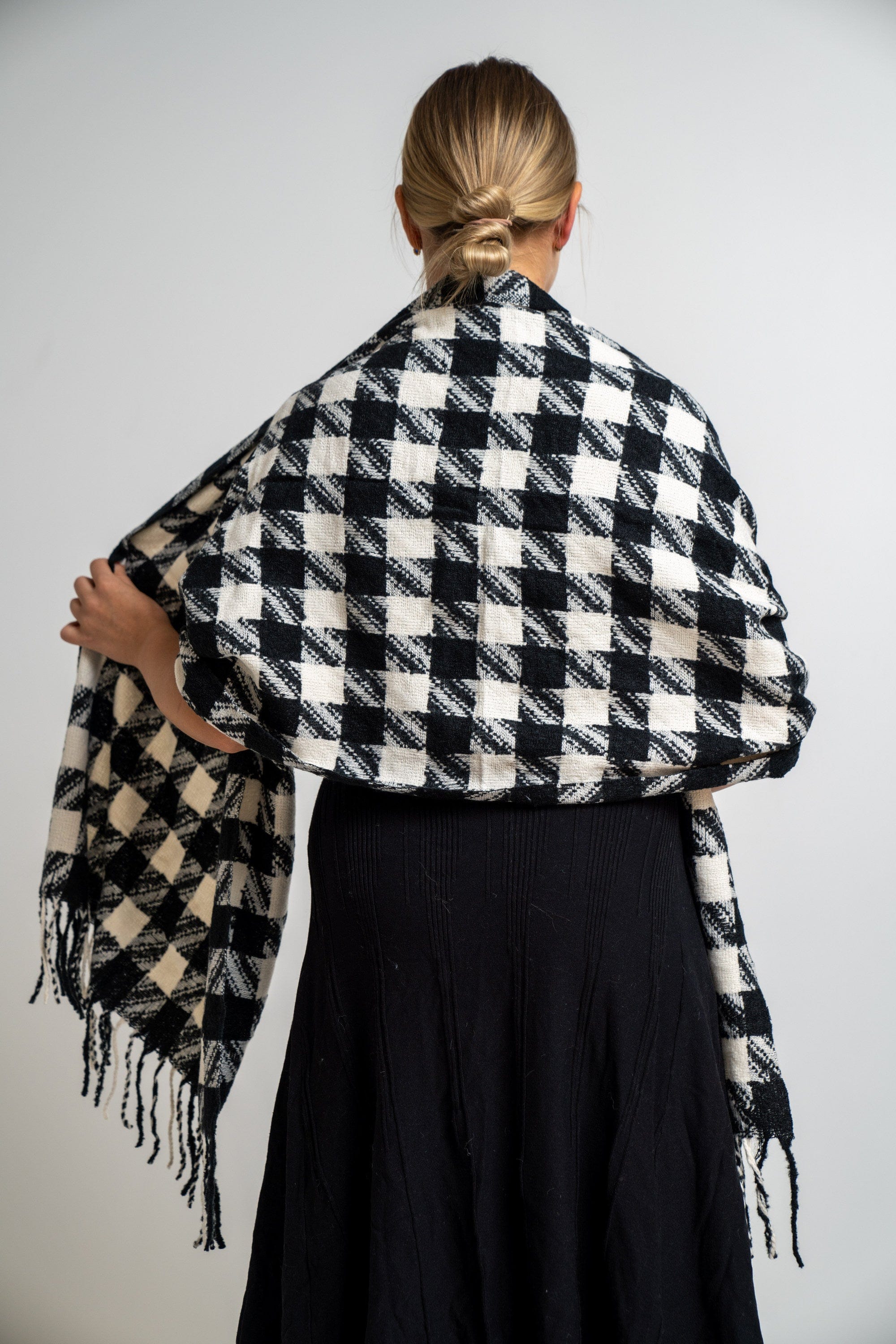 نتشي وشاح مربعات مزين بالخيوط نسائي